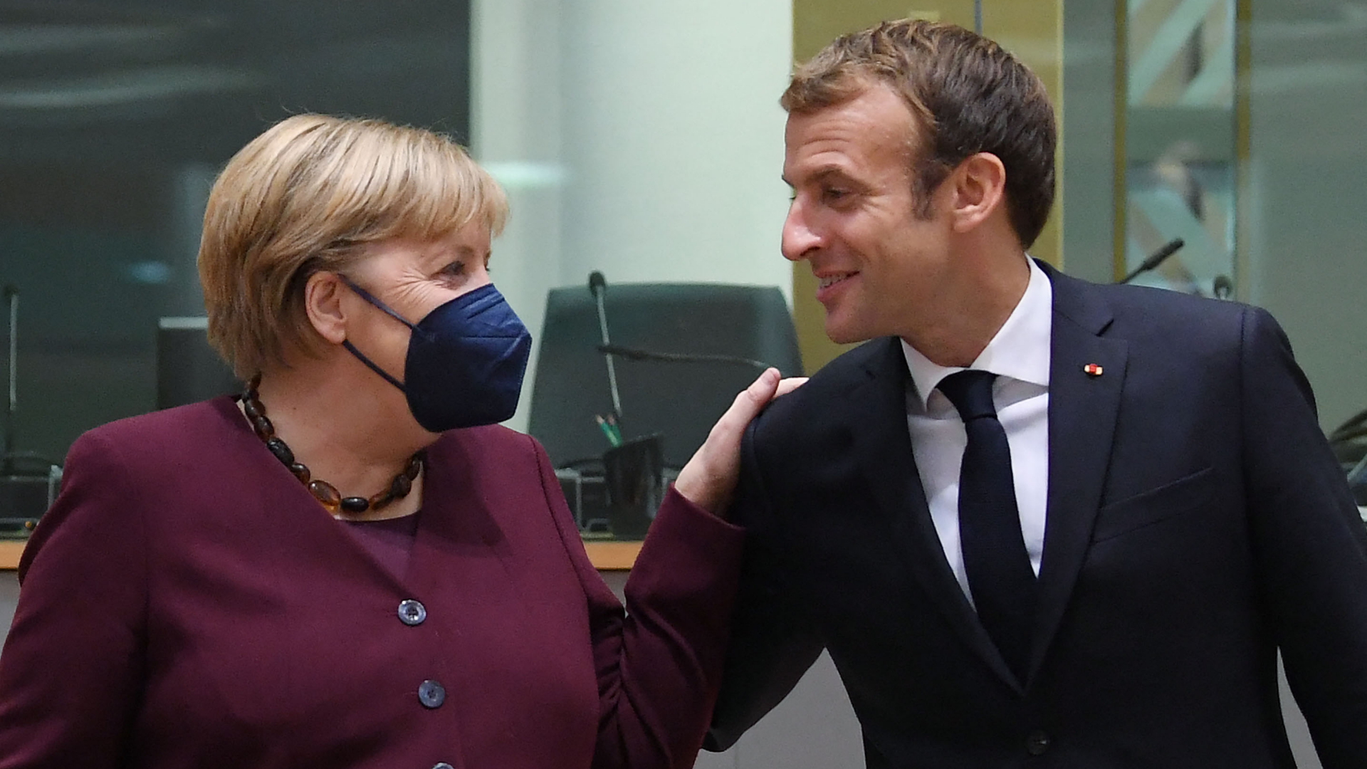 Bundeskanzlerin Merkel und der französische Präsident Macron (Archivbild). | AFP