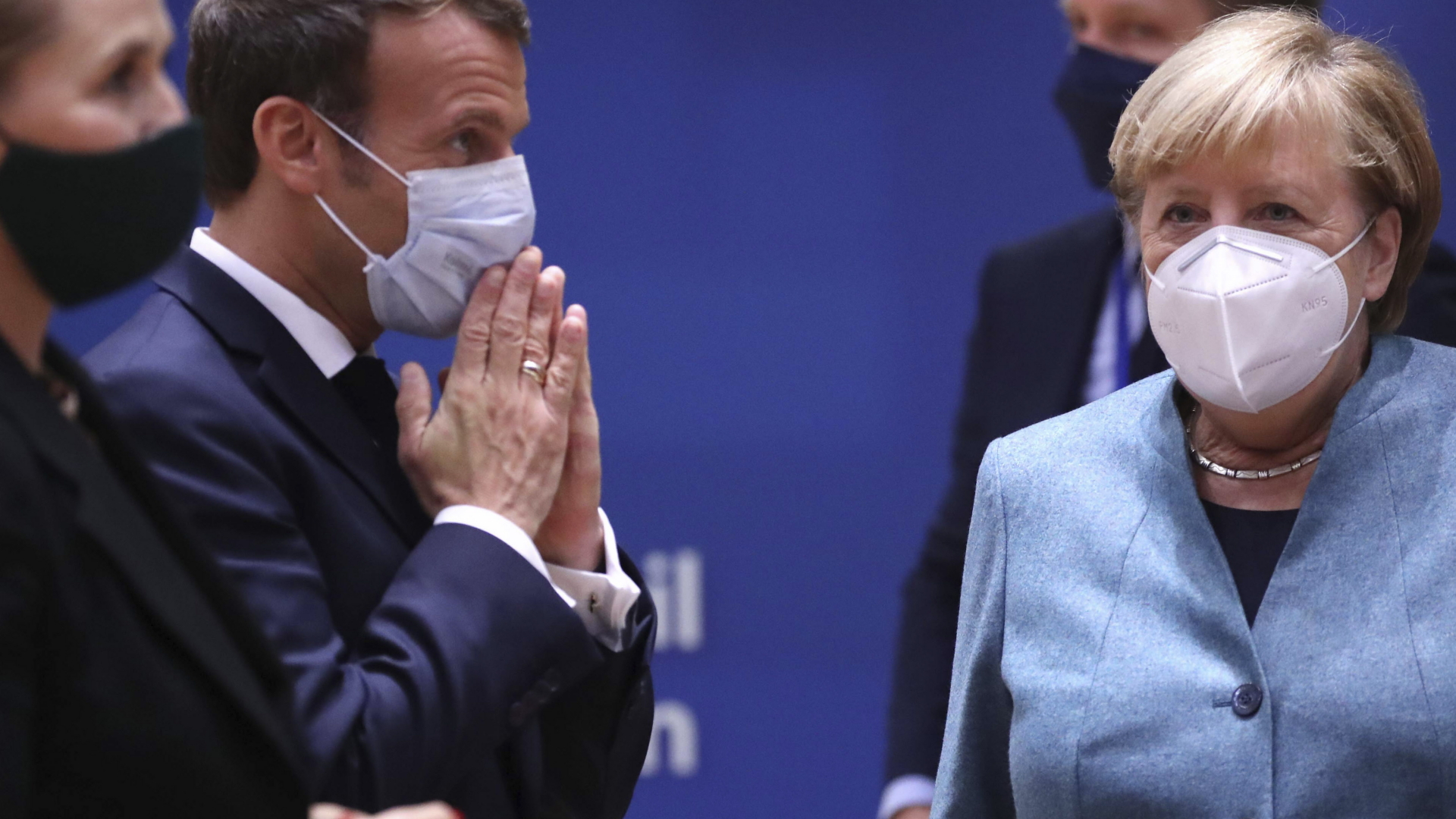 Bundeskanzlerin Angela Merkel und Frankreichs Präsident Emmanuel Macron beim EU-Gipfel Mitte Oktober 2020. Beide tragen einen Mund-Nasen-Schutz. | dpa