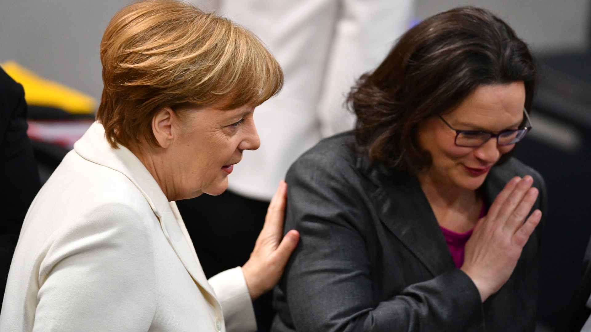 Kanzlerin Angela Merkel legt der SPD-Fraktionsvorsitzenden Andrea Nahles im Bundestag die Hand auf die Schulter. | Bildquelle: dpa