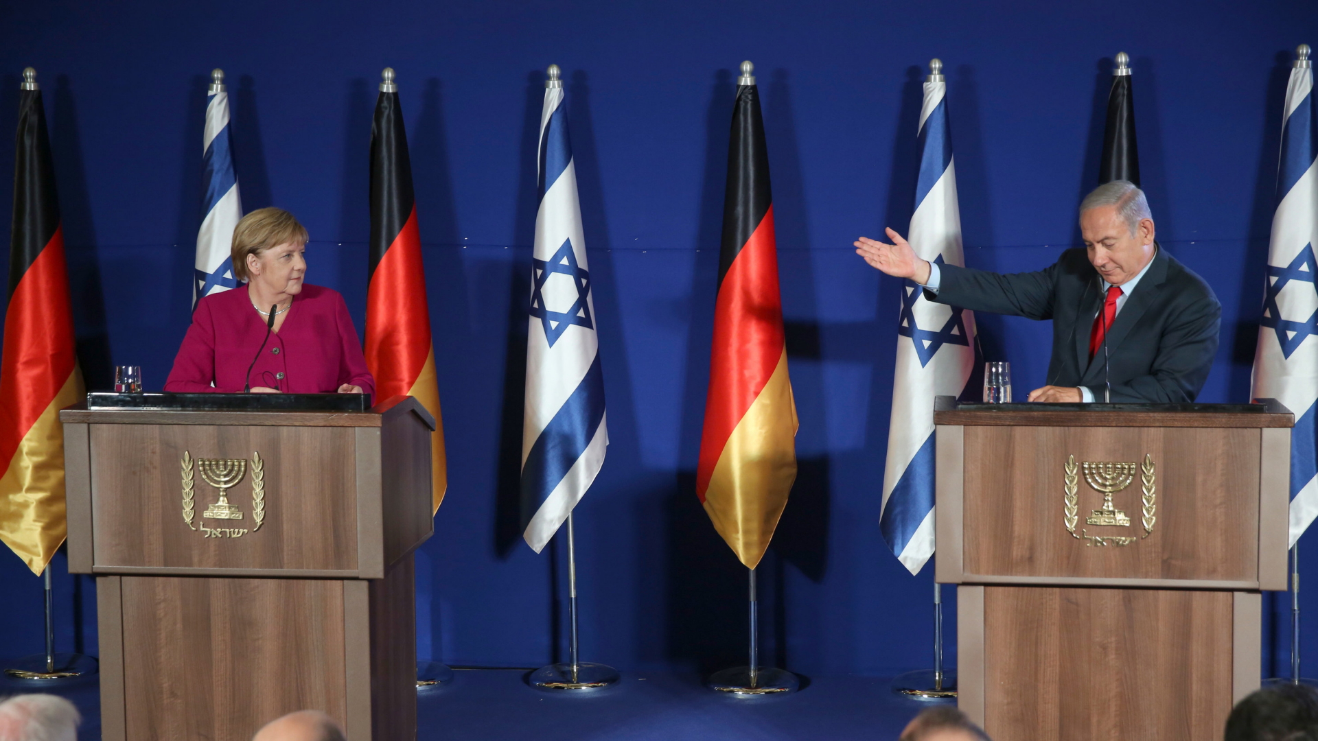 Angela Merkel und Benjamin Netanyahu bei einer Pressekonferenz in Israel. | Bildquelle: dpa