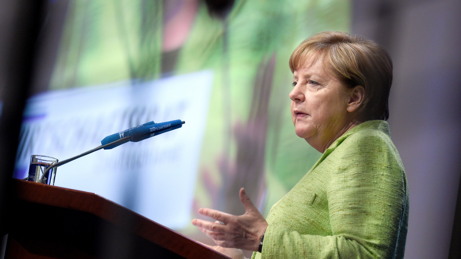 Bundeskanzlerin Merkel vor einem Rednerpult | 