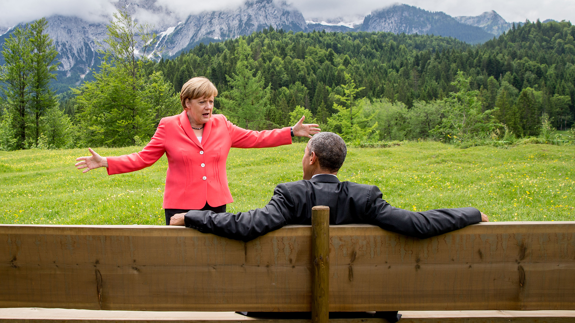 Merkel und Obama unterhalten sich vor Bergkulisse am Rande des G7-Gipfels in Garmisch-Patenkirchen  | picture alliance / AP Photo