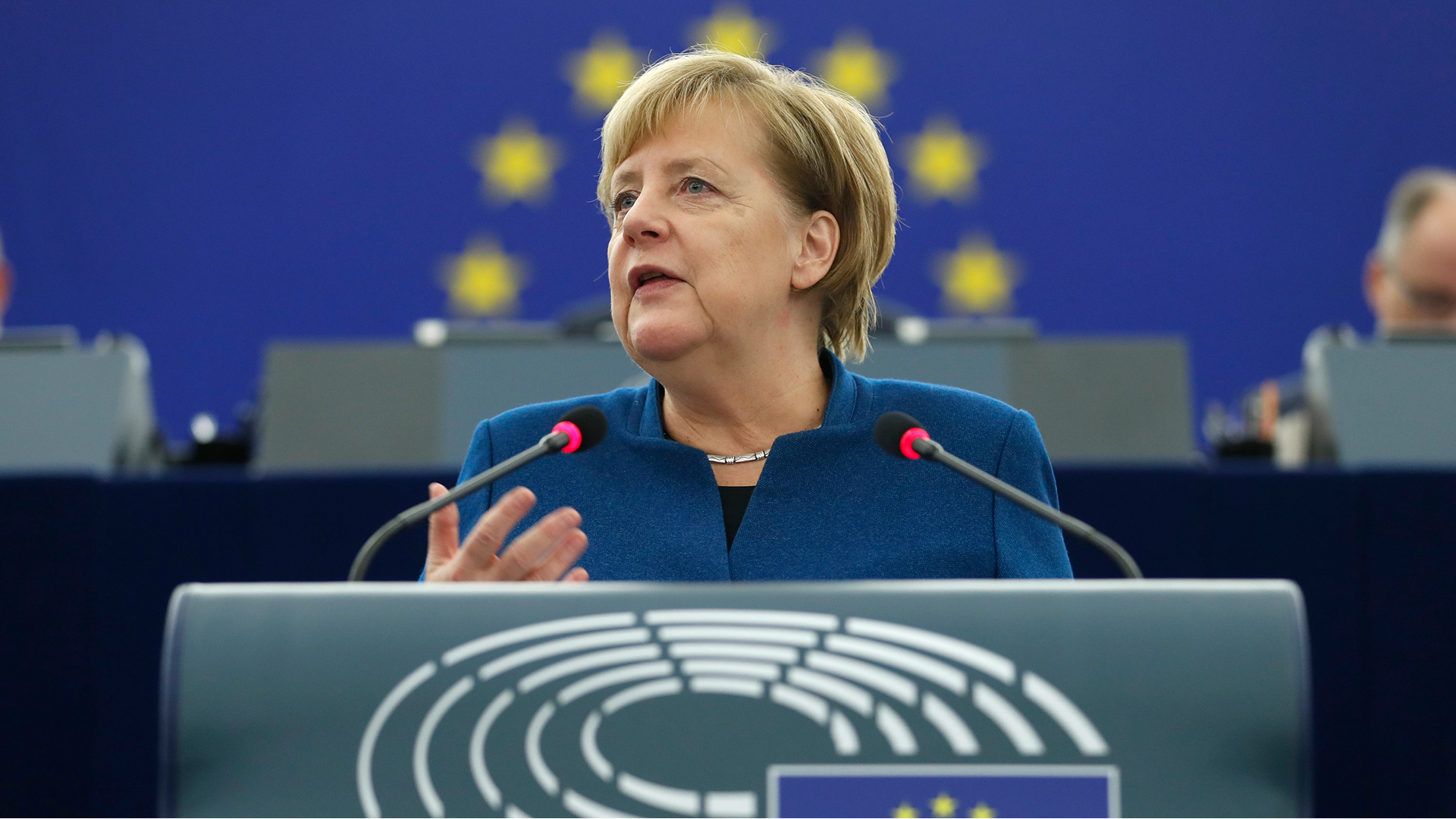 Angela Merkel spricht vor dem EU-Parlament | AP