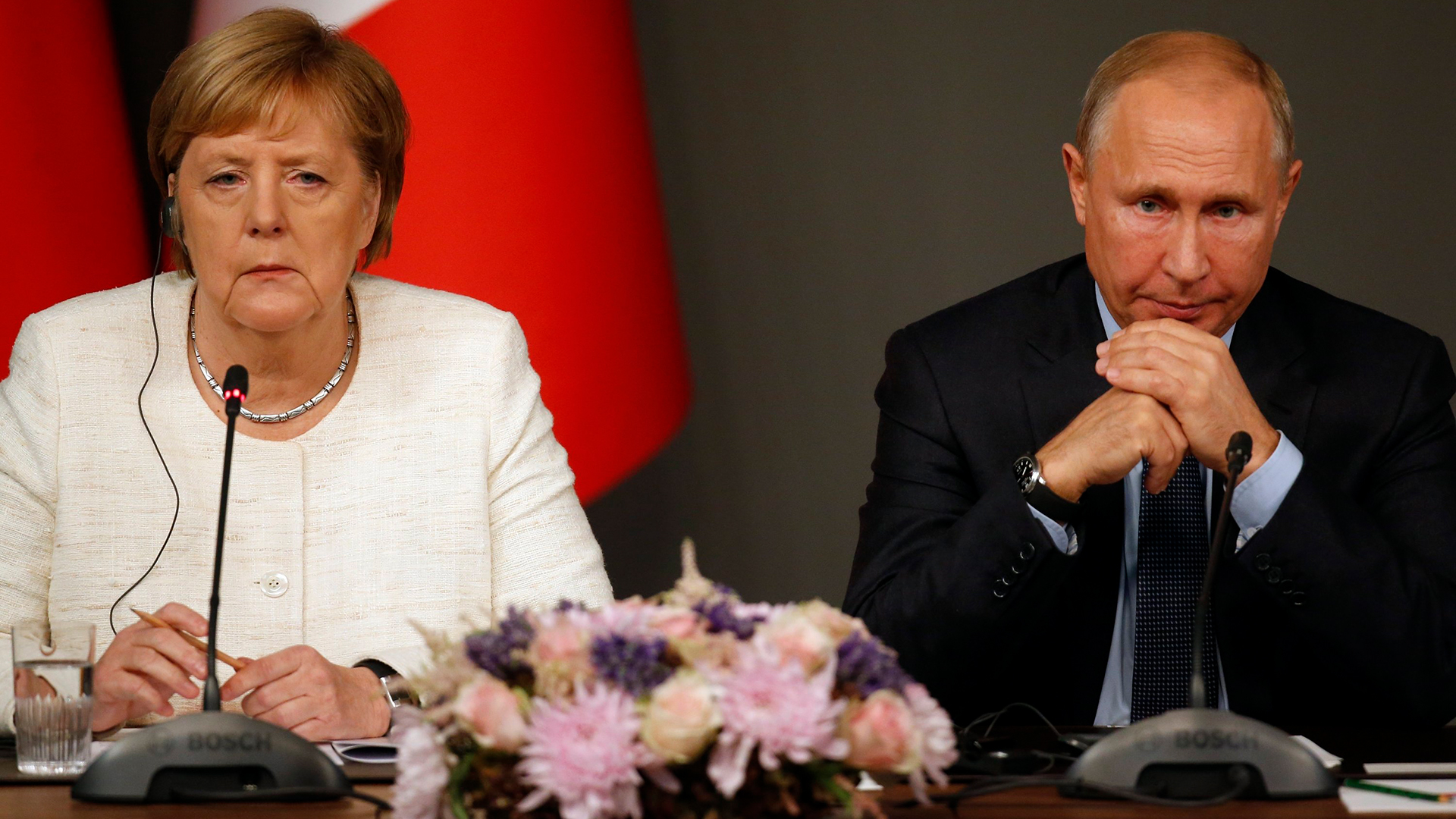 Bundeskanzlerin Angela Merkel und Präsident Wladimir Putin nehmen an einer Pressekonferenz im Anschluss an ein Gipfeltreffen zu Syrien in Istanbul teil. (Archivbild: Oktober 2018) | AP