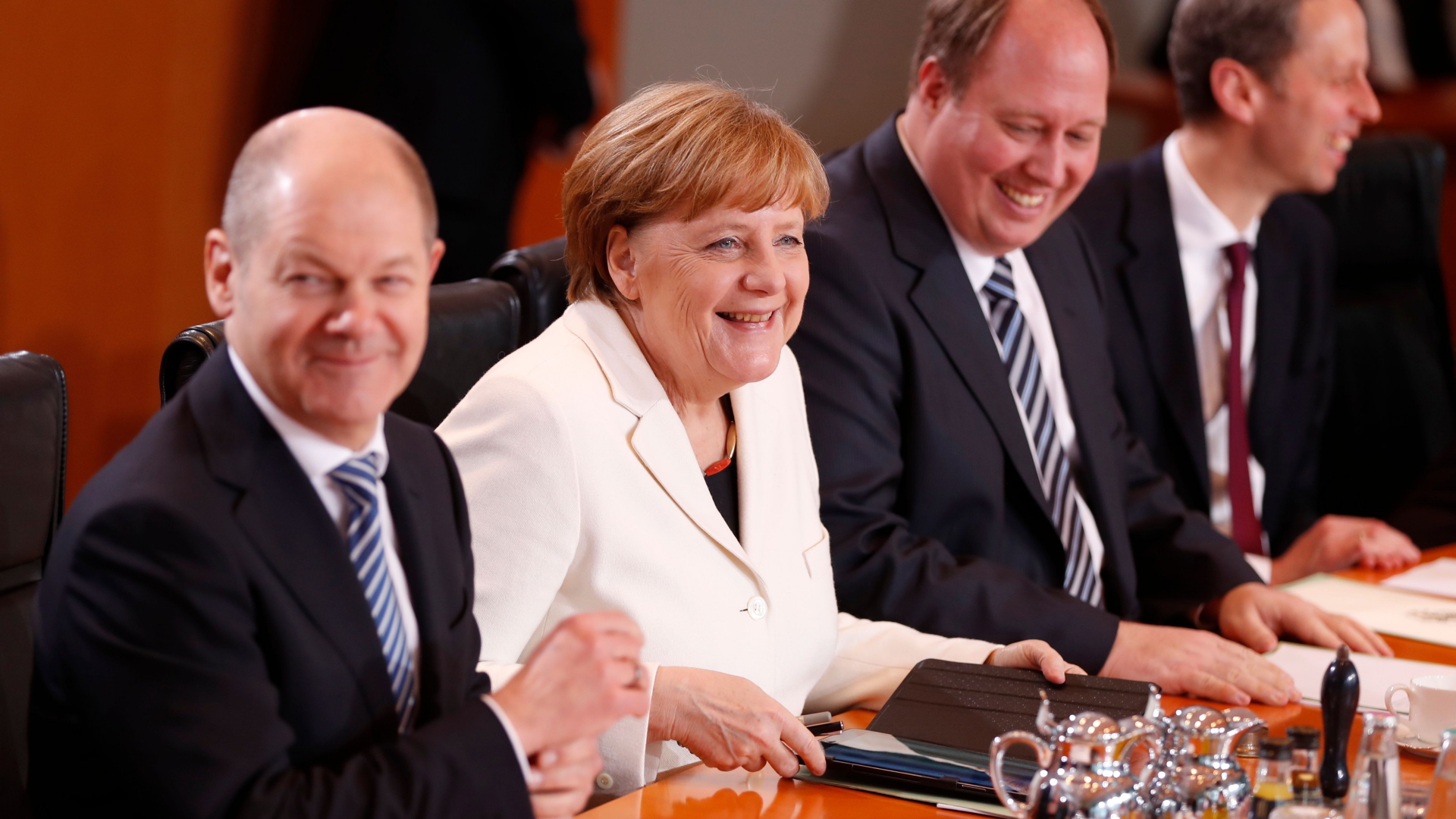 Bundeskanzlerin Angela Merkel mit Finanzminister Olaf Scholz, links, im Kanzleramt