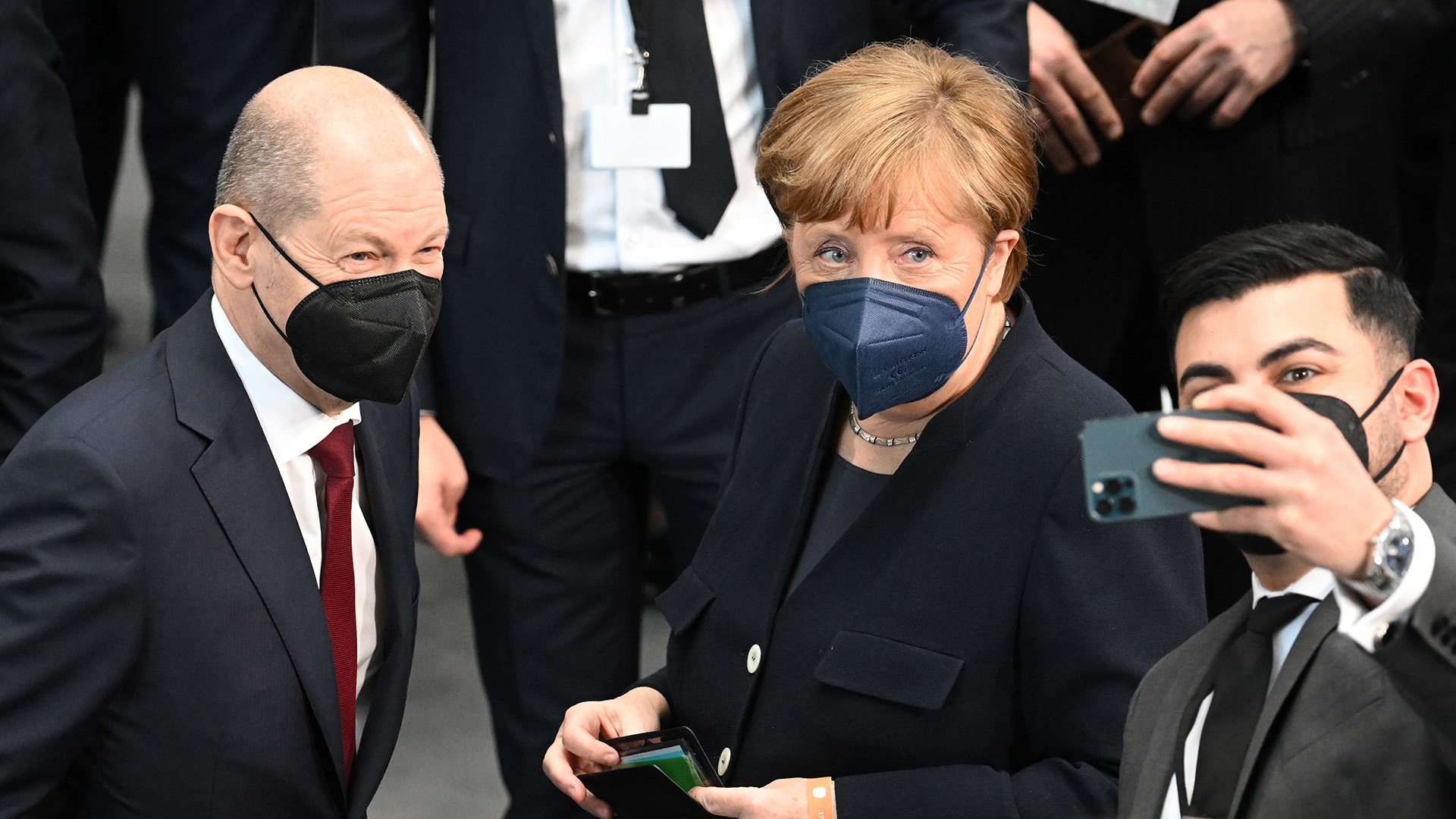 Kanzler Scholz und Ex-Kanzlerin Merkel beim Selfie während der Bundesversammlung | picture alliance/dpa