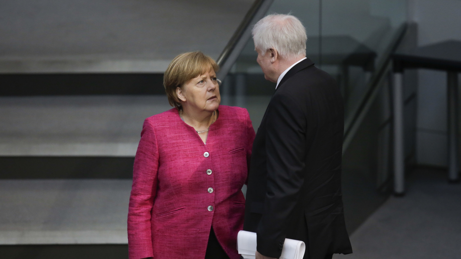 Bundeskanzlerin Angela Merkel blickt Bundesinnenminister Horst Seehofer an. | AP