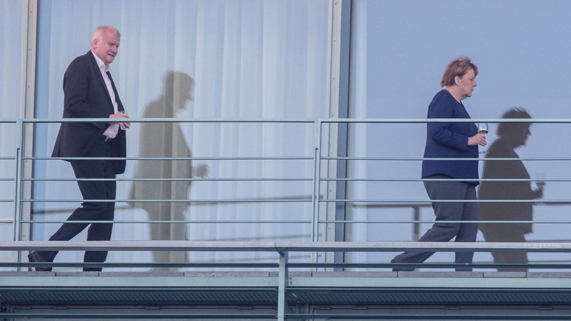 Bundeskanzlerin Angela Merkel geht auf einem Balkon des Bundeskanzleramts vor Bundesinnenminister Horst Seehofer. | dpa