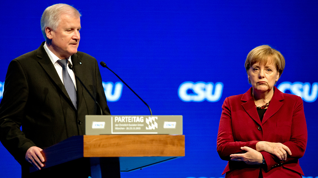 Bayerns Ministerpräsident Seehofer und Kanzlerin Merkel auf dem CSU-Parteitag im November 2015. | null