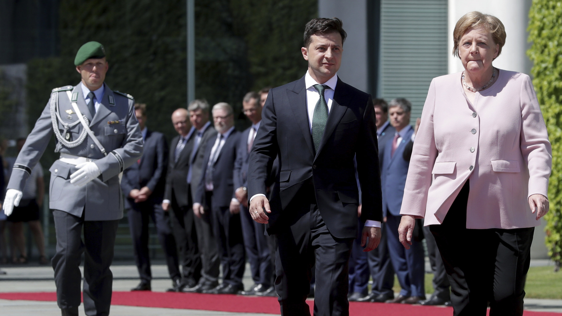 Bundeskanzlerin Angela Merkel und der ukrainische Präsident Wolodymyr Selenskyj bei dessen Antrittsbesuch in Berlin | AP