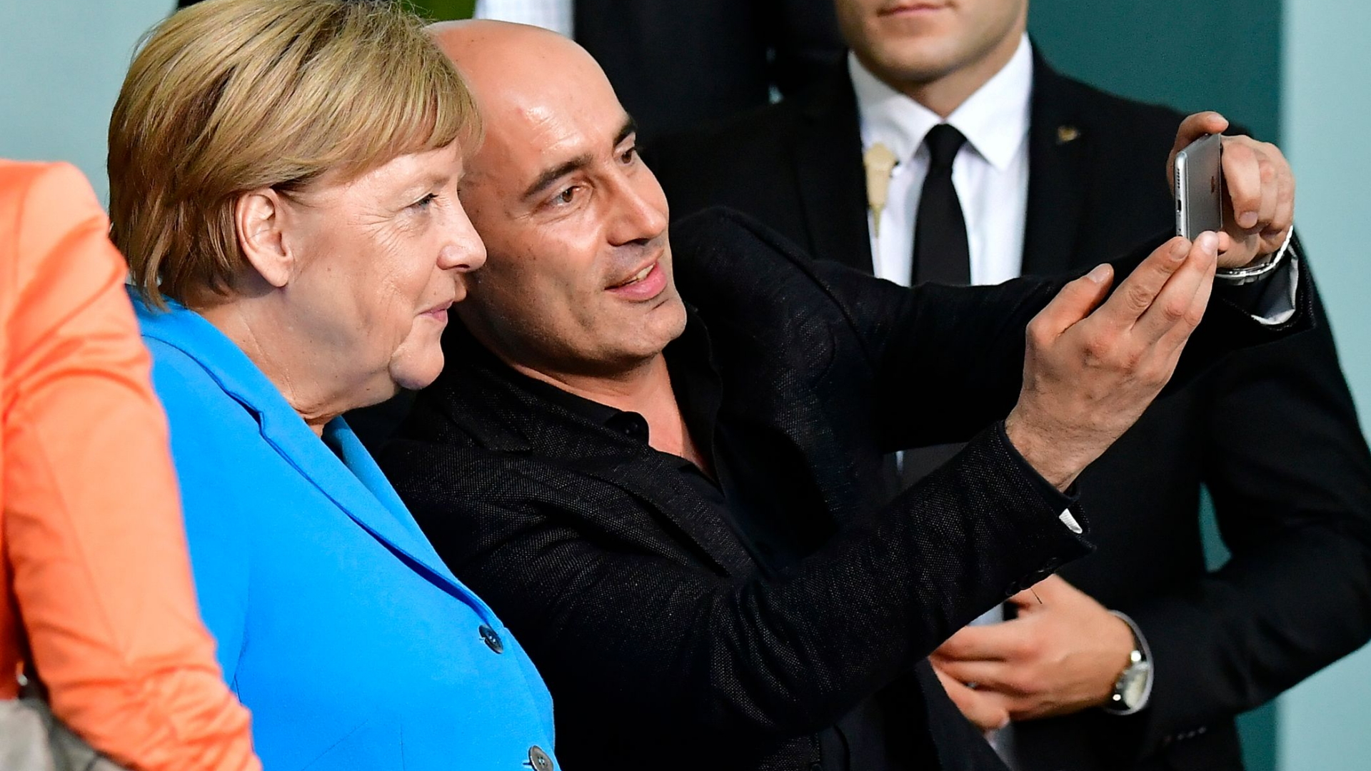 Merkel beim Treffen mit einem Lehrer | AFP