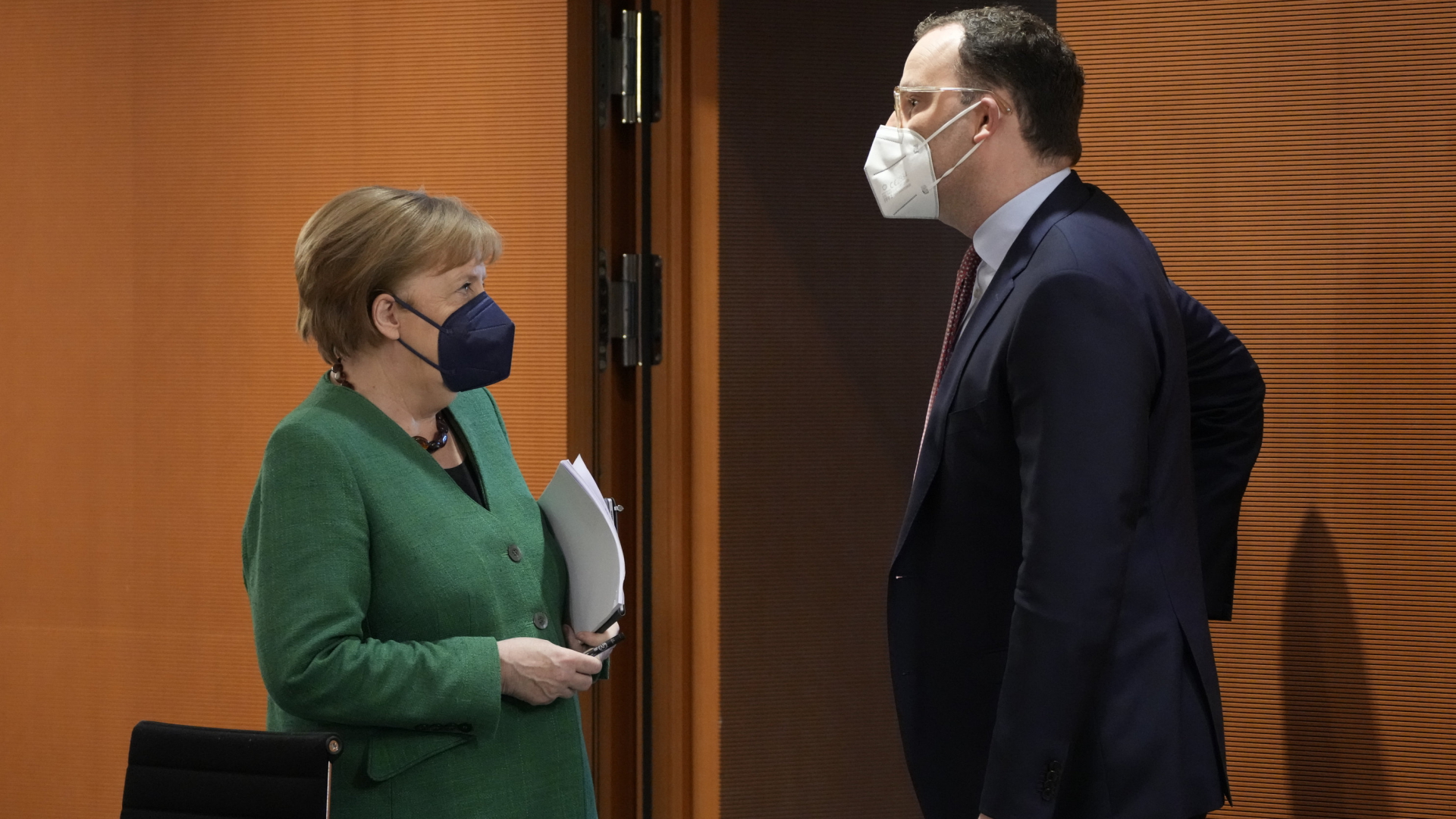 Angela Merkel und Jens Spahn unterhalten sich | AP