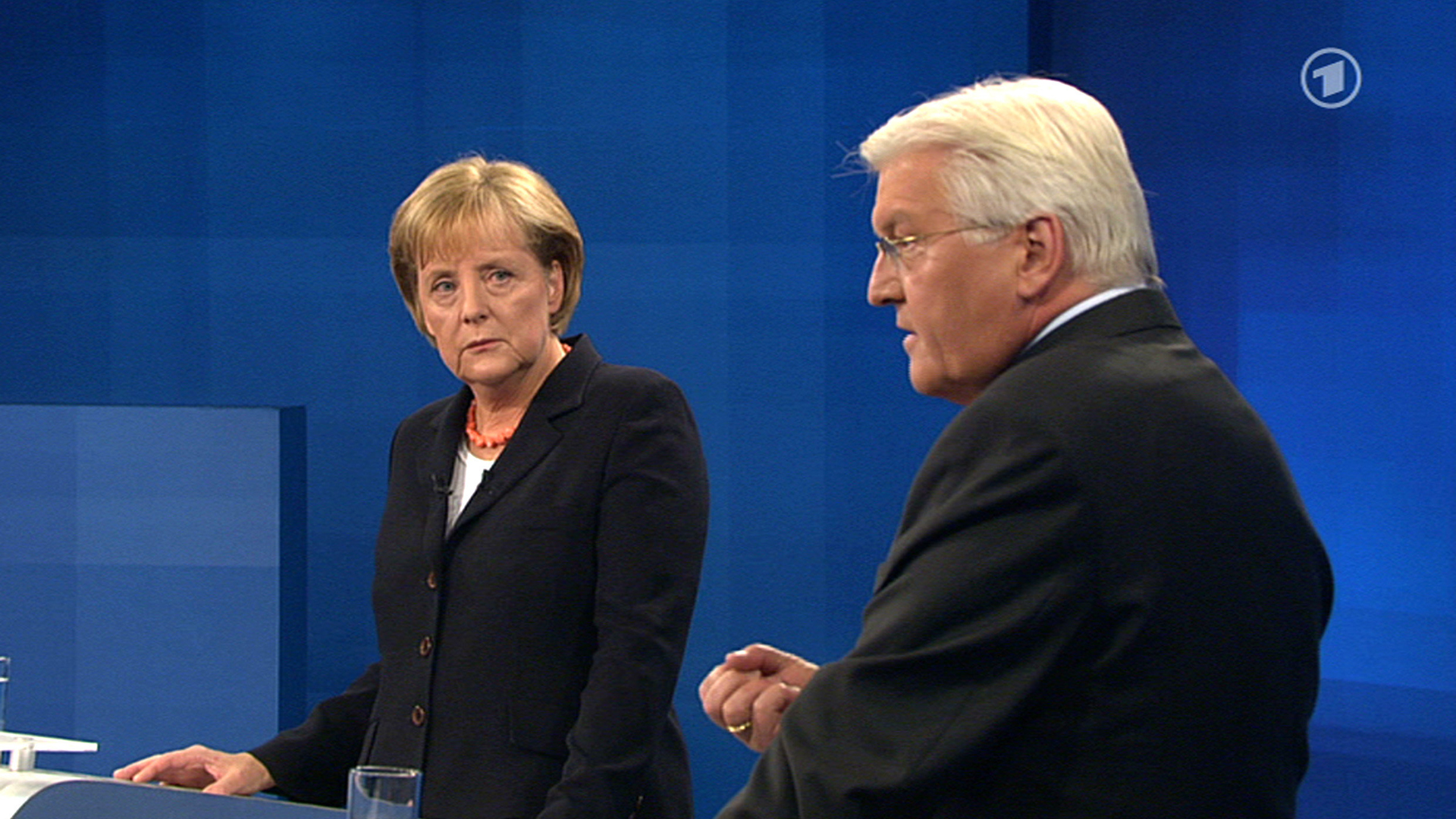 Bundeskanzlerin Angela Merkel (CDU) und Kanzlerkandidat Frank-Walter Steinmeier (SPD) während des TV-Duells am 13.09.2009 | dpa