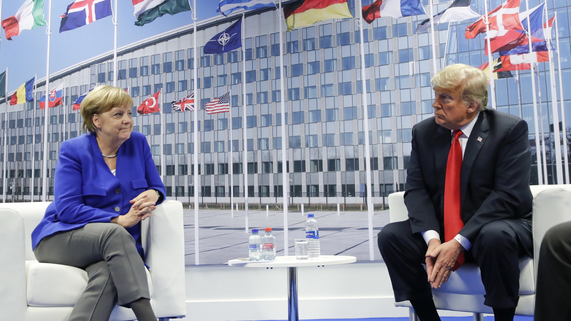 Merkel und Trump beim NATO-Gipfel | AP