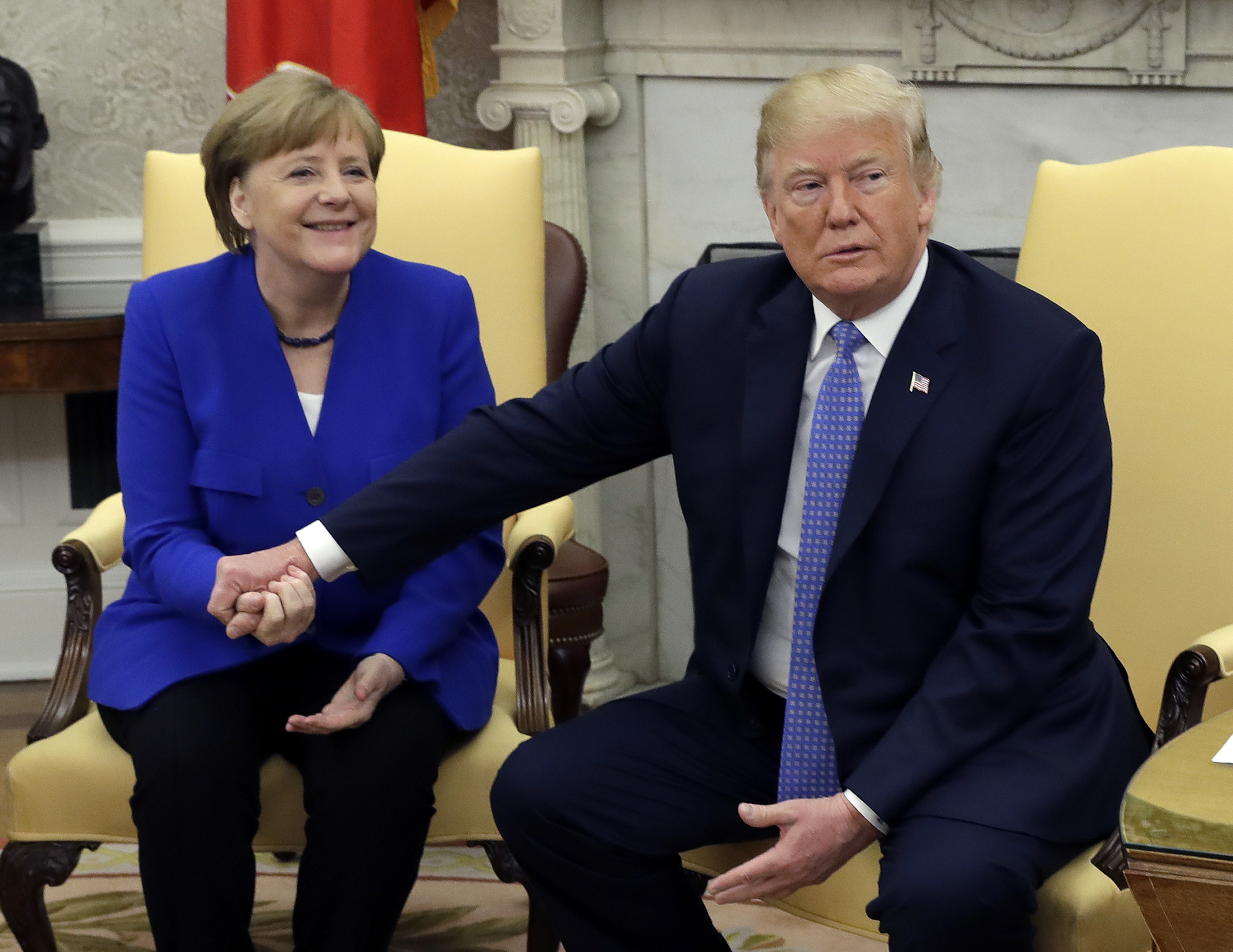Donald Trump ergreift im April 2019 in Washington die Hand von Angela Merkel | picture alliance / Evan Vucci/AP/dpa