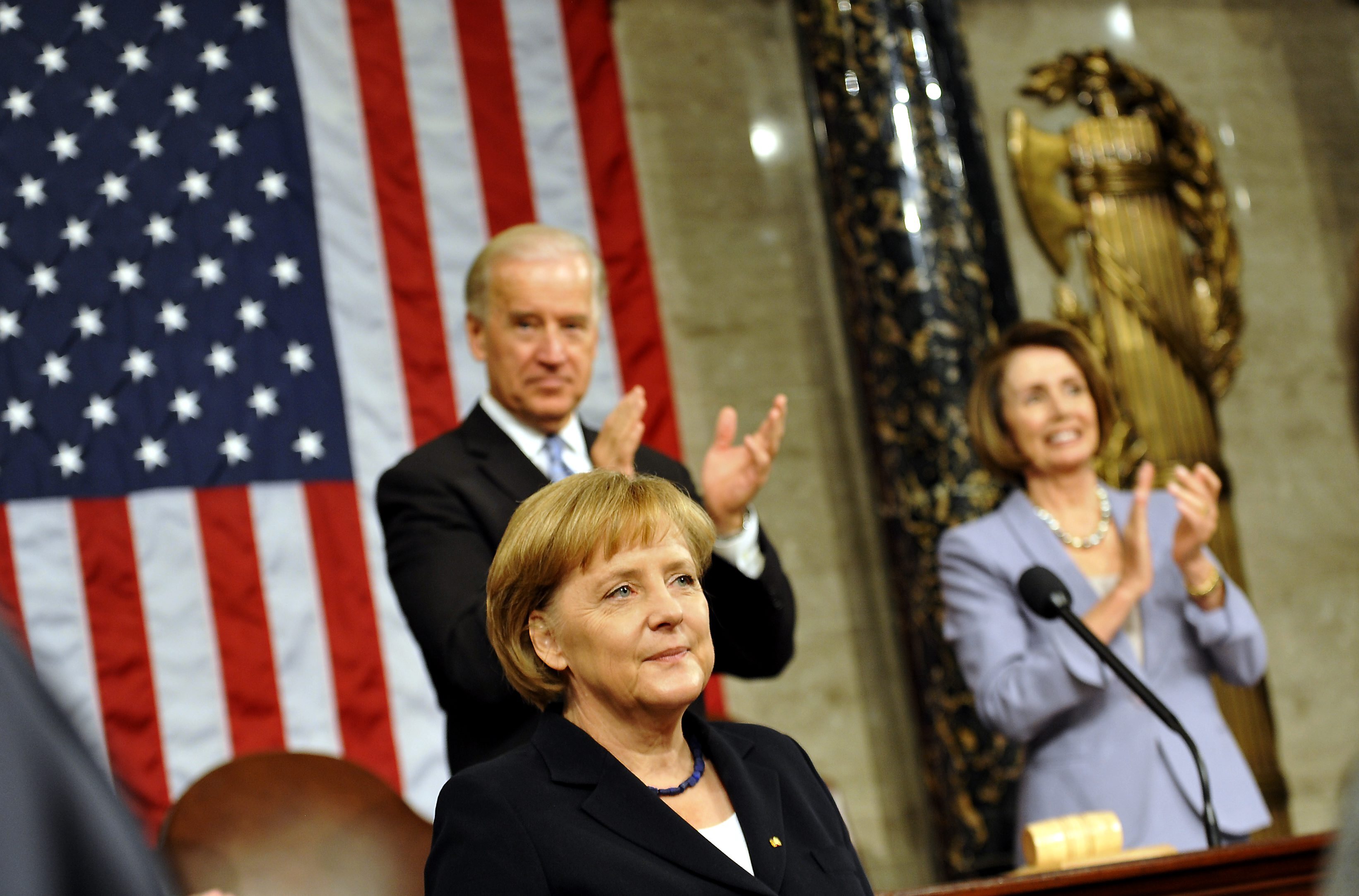 Joe Biden und Nancy Pelosi applaudieren Angela Merkel nach ihrer Rede im US-Kongress im November 2009 | picture-alliance/ dpa