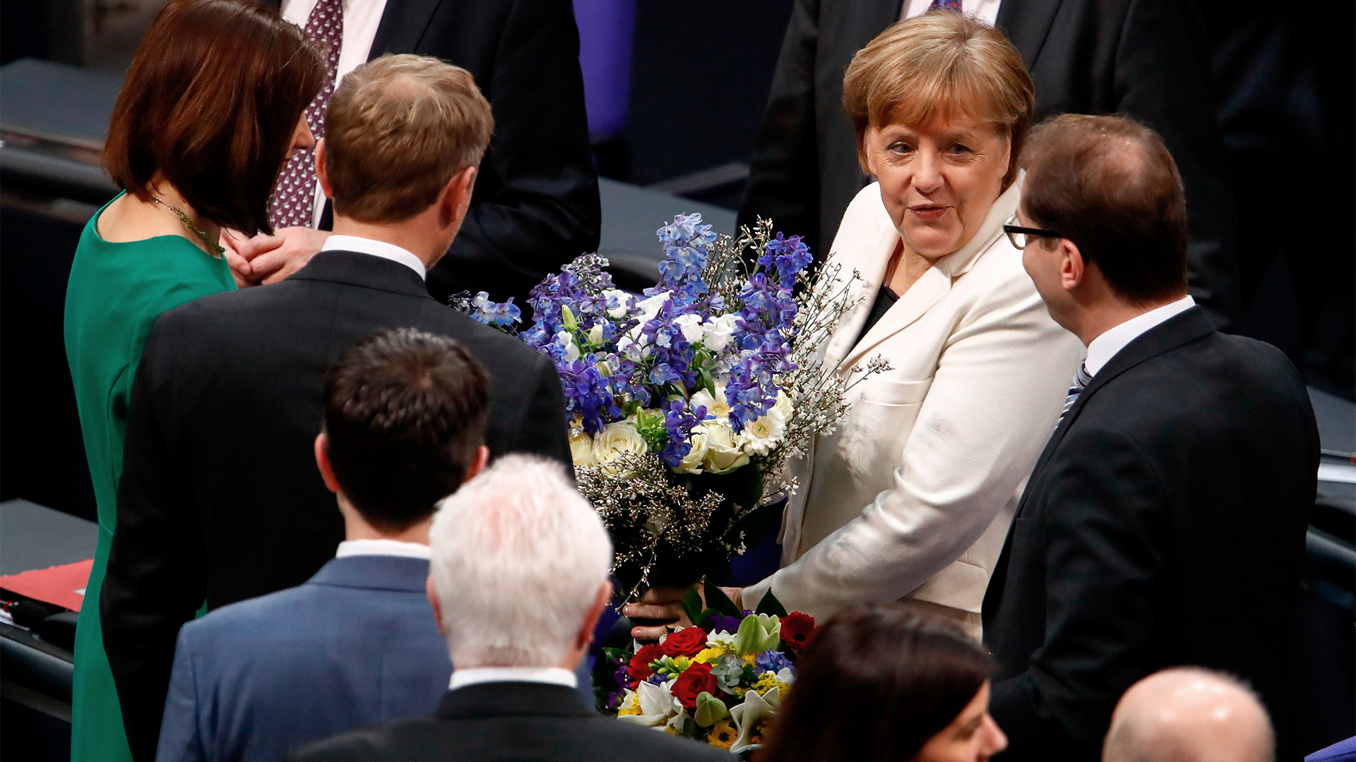 Angela Merkel werden Blumen überreicht | AFP