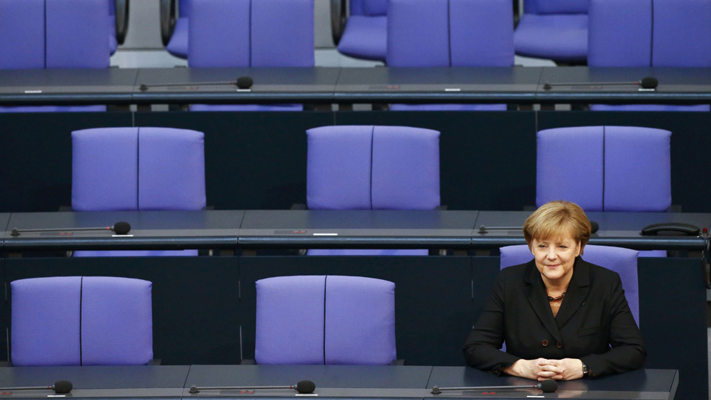 Nach der Vereidigung hat Bundeskanzlerin Angela Merkel auf der Regierungsbank im Parlament Platz genommen.