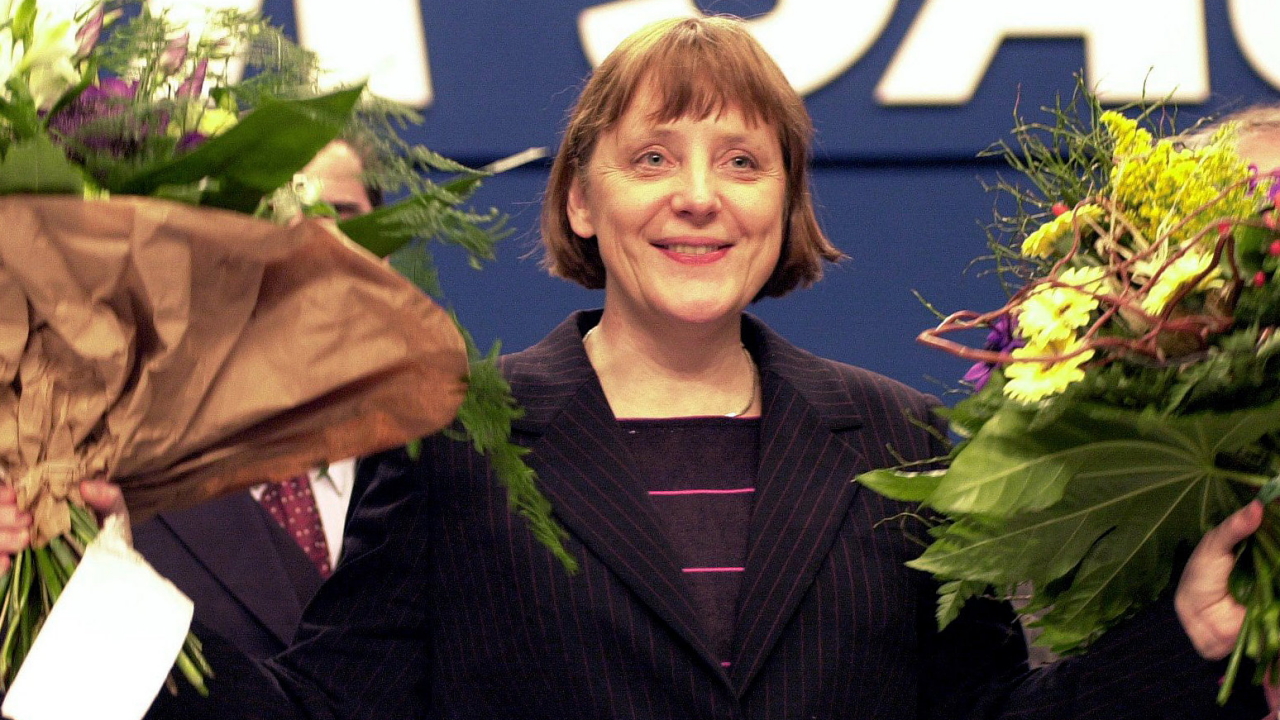 Merkel nach ihrer Wahl zur Parteichefin im Jahr 2000 | Bildquelle: dpa