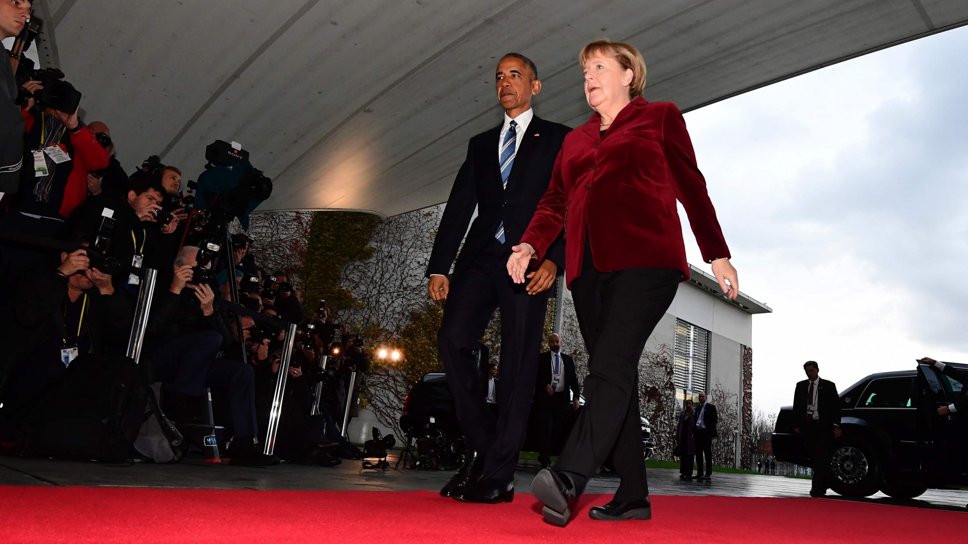 Obama wird vor dem Kanzleramt von Angela Merkel begrüßt | AFP