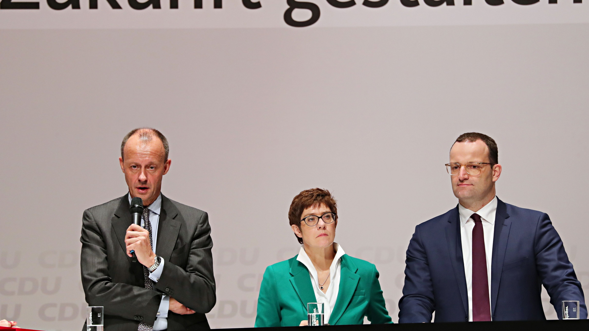 Friedrich Merz, Annegret Kramp-Karrenbauer und Jens Spahn bei der Regionalkonferenz in Böblingen.  | Bildquelle: FRANZISKA KRAUFMANN/EPA-EFE/REX/