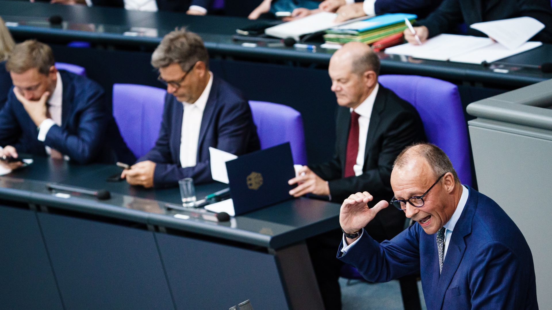 Oppositionschef Merz und Kanzler Scholz im Bundestag | EPA