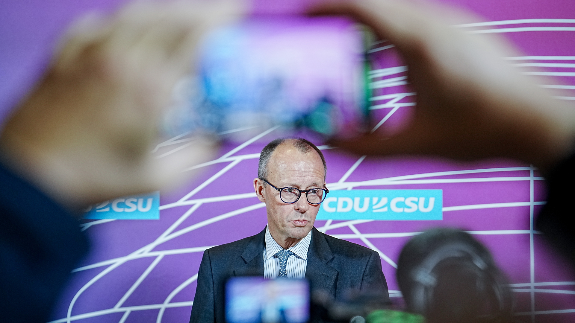 Der Unions-Fraktionschef und CDU-Vorsitzende Friedrich Merz zu Beginn einer Fraktionssitzung im Bundestag. | dpa