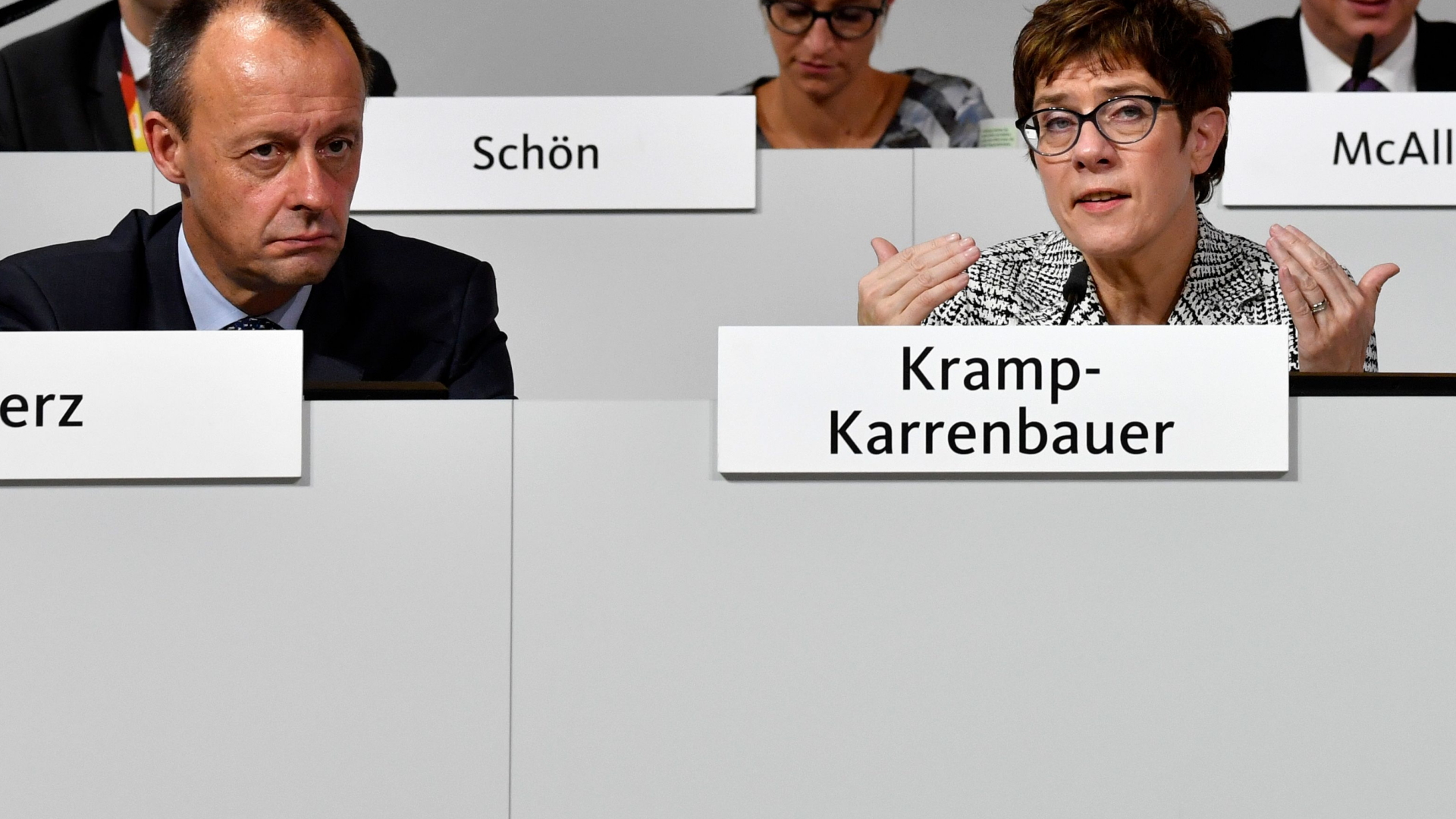 Merz und Kramp-Karrenbauer | Bildquelle: AFP