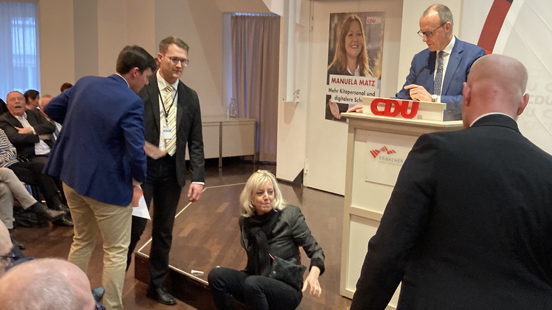 Eine Klimaschutzaktivistin der "Letzten Generation" hat eine Rede des CDU-Bundesvorsitzenden Friedrich Merz gestört und sich mit einer Hand auf der Bühne festgeklebt. | dpa
