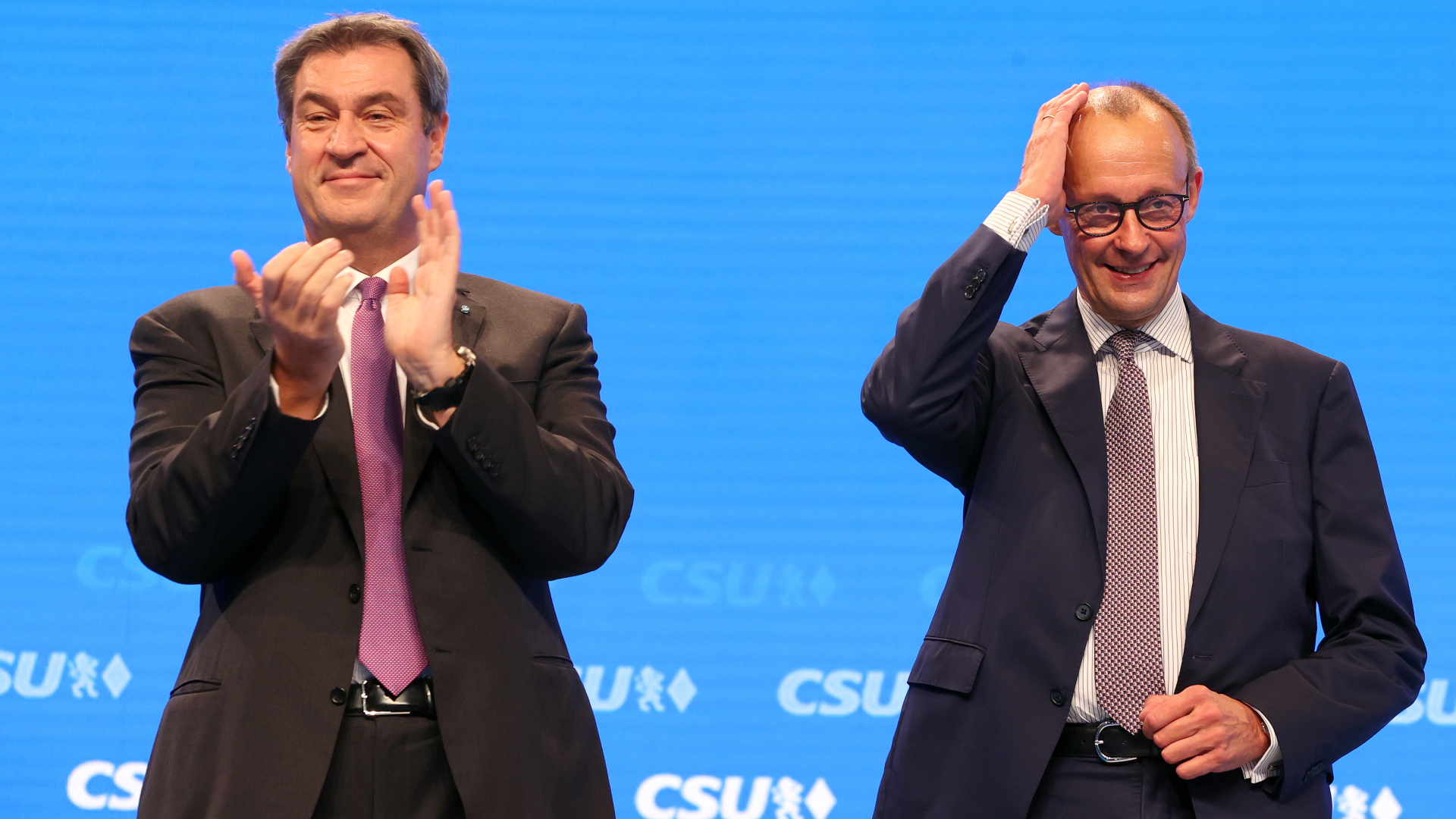 Markus Söder, CSU-Vorsitzender und bayerischer Ministerpräsident (l), steht mit Friedrich Merz, Vorsitzender der CDU, nach dessen Rede auf der Bühne des CSU-Parteitags | dpa