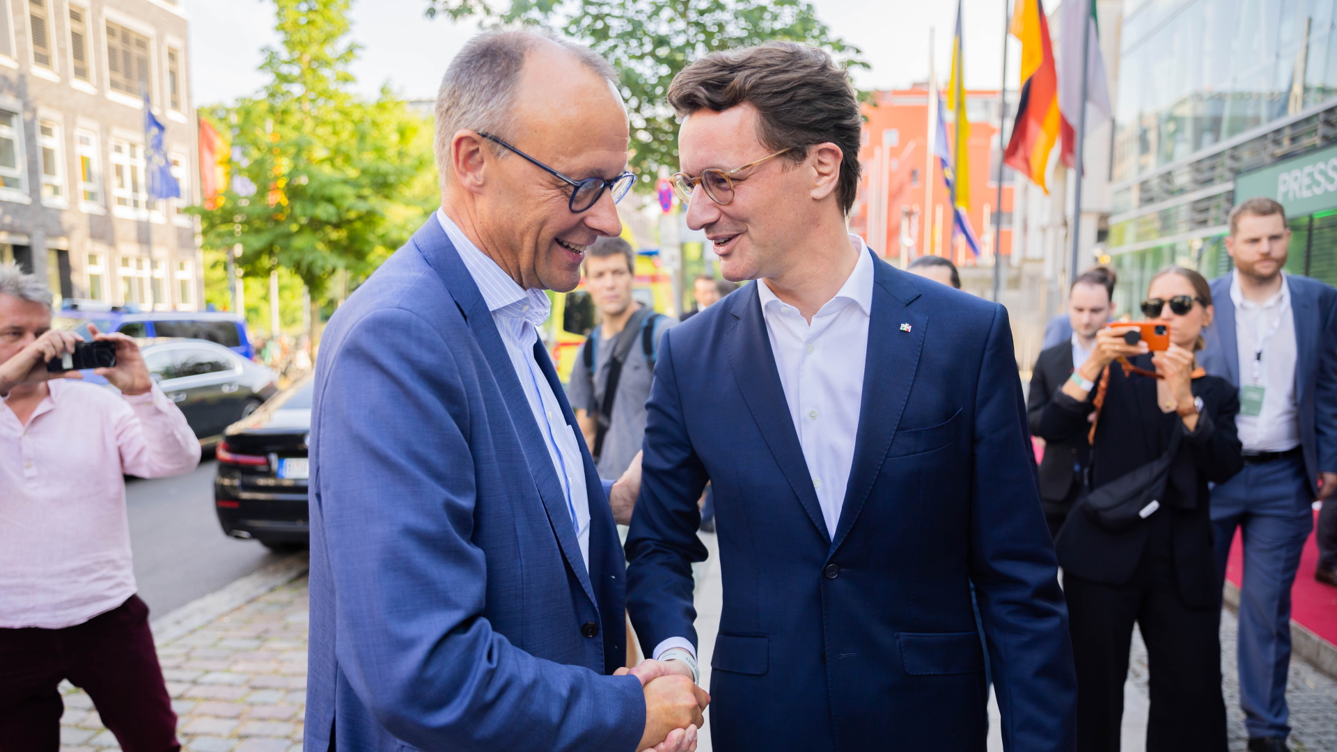 CDU-Chef Friedrich Merz und NRW-Regierungschef Hendrik Wüst beim Sommerfest der Landesvertretung Nordrhein-Westfalen.