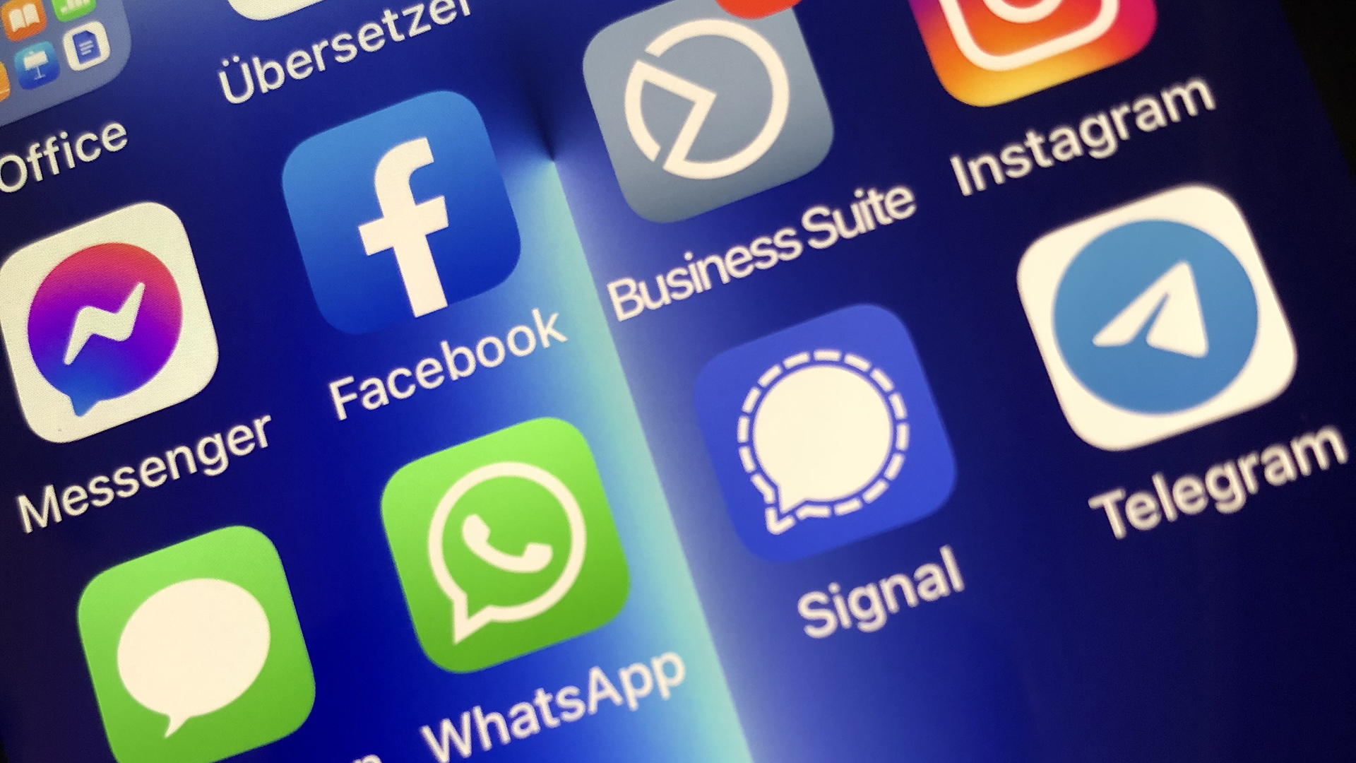 Auf einem Smartphonedisplay sind mehrere Apps wie Instagram, facebook, Telegram, WhatsApp zu sehen.