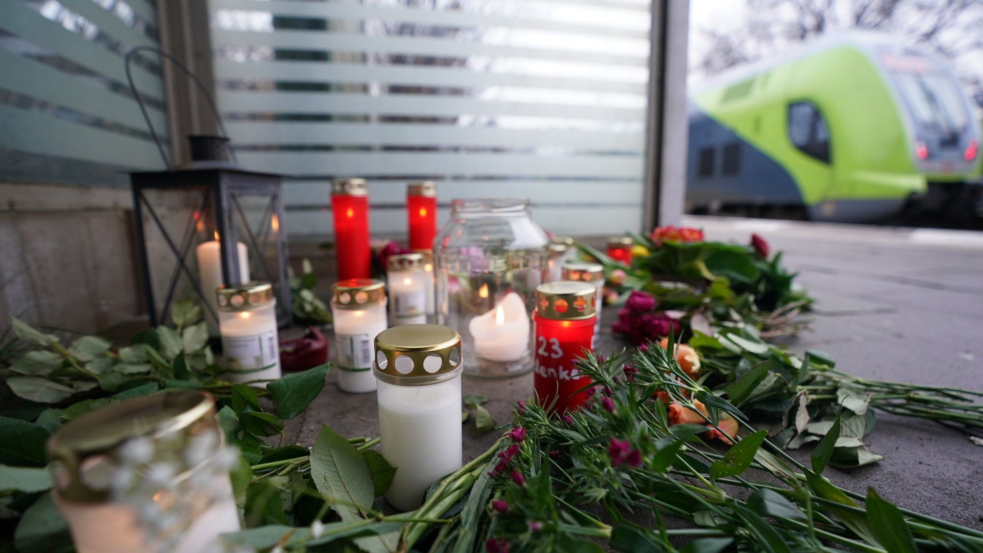 Blumen und Kerzen liegen auf dem Bahnsteig im Bahnhof von Brokstedt. | dpa