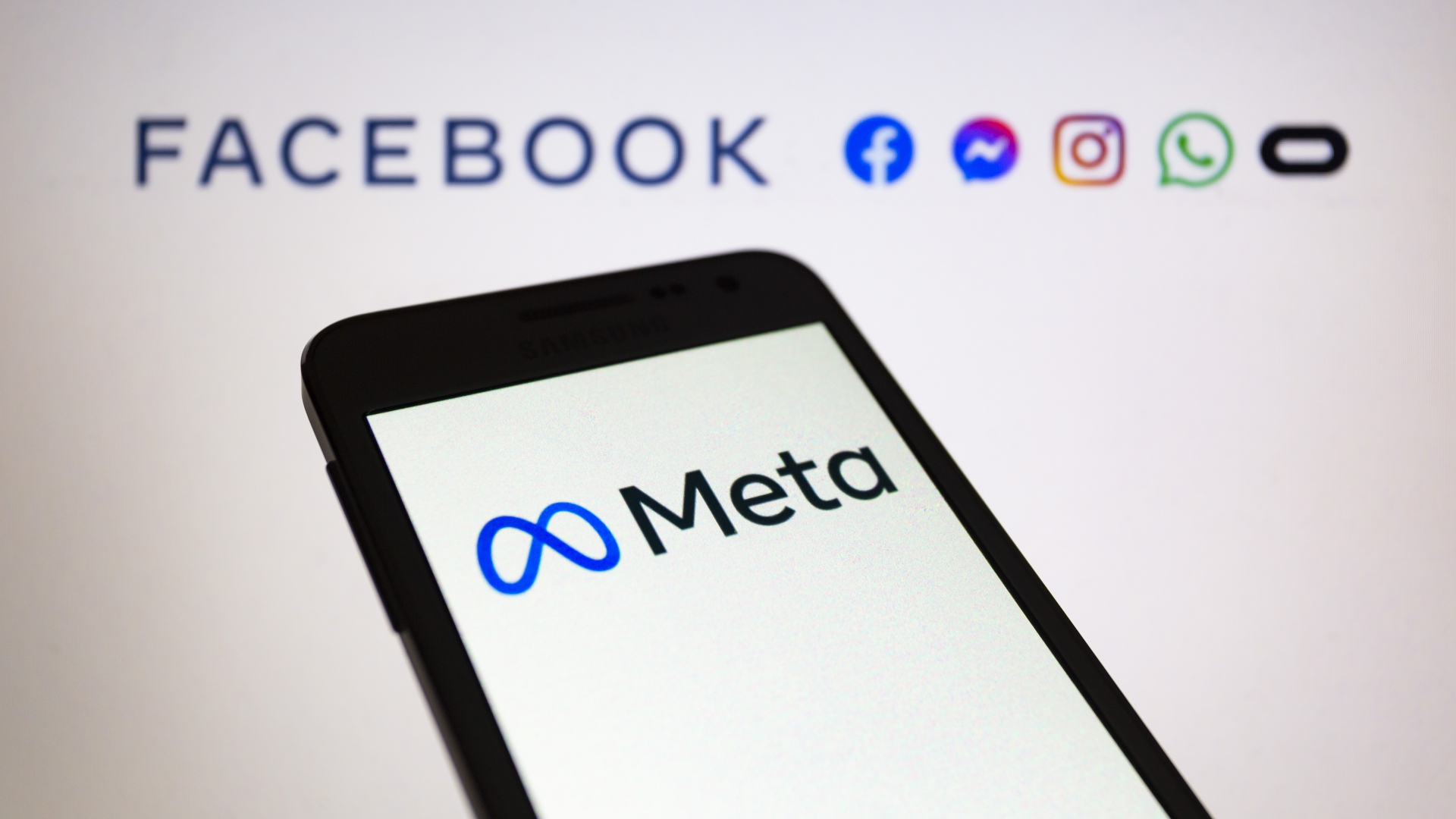 Logo des Meta-Konzerns auf einem Smartphone mit Logos weiterer Konzernmarken im Hintergrund | dpa