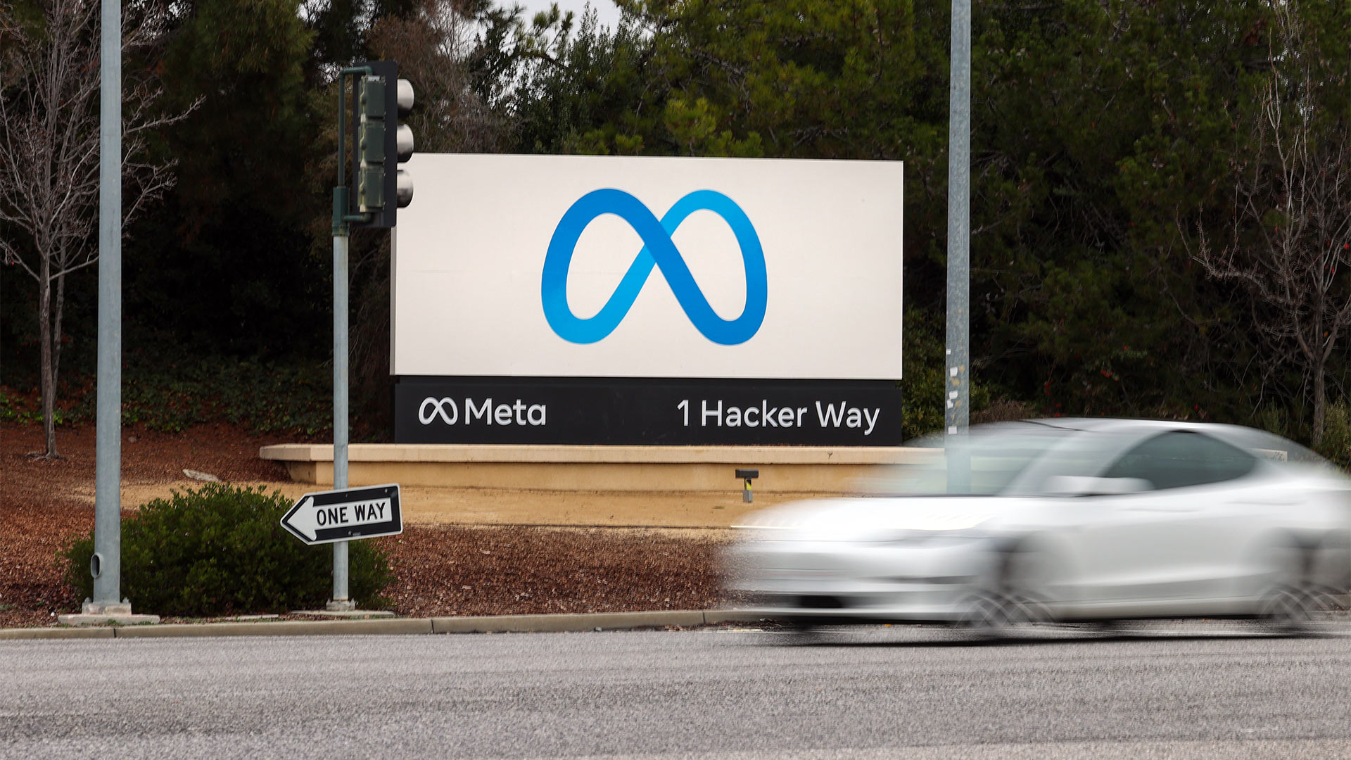 Meta-Logo auf einem Schild am Firmensitz in Menlo Park, Kalifornien | picture alliance / AA