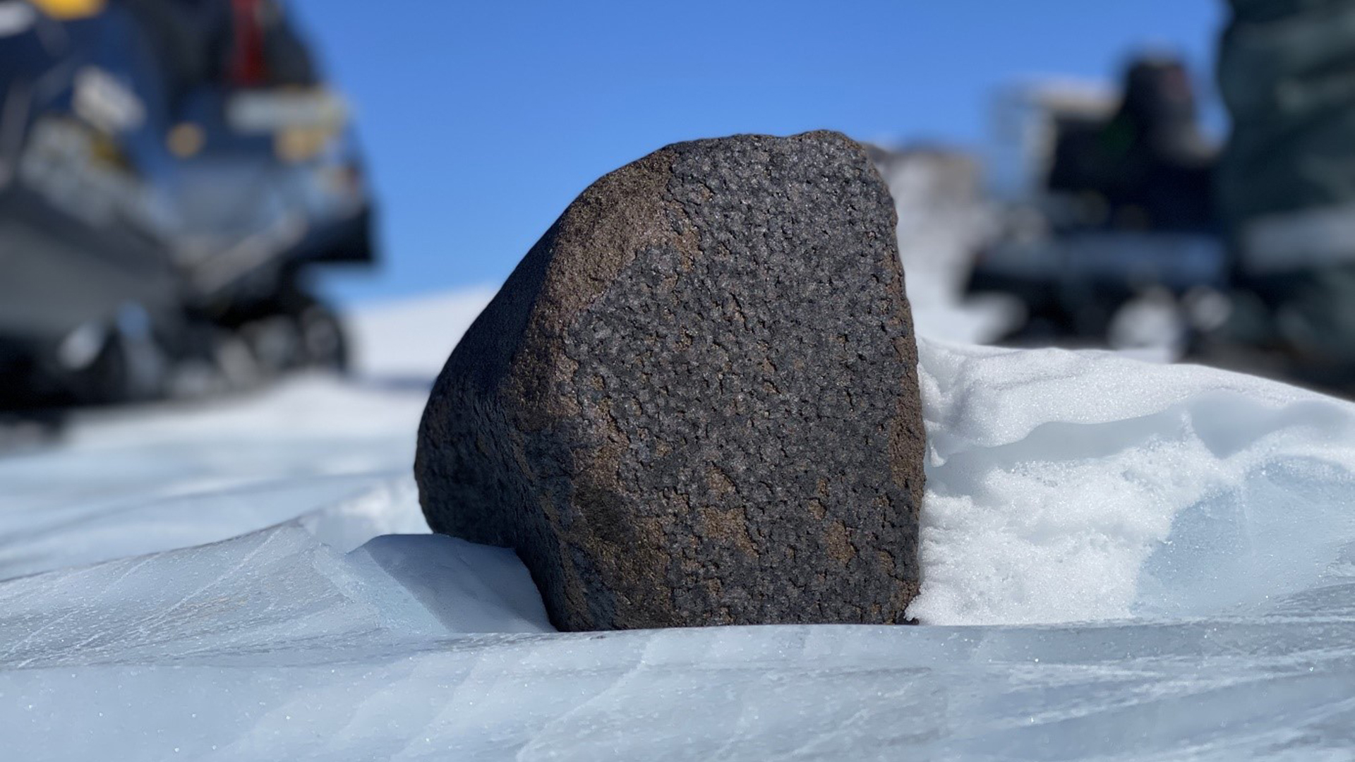 Ein Meteorit liegt im Schnee. | dpa
