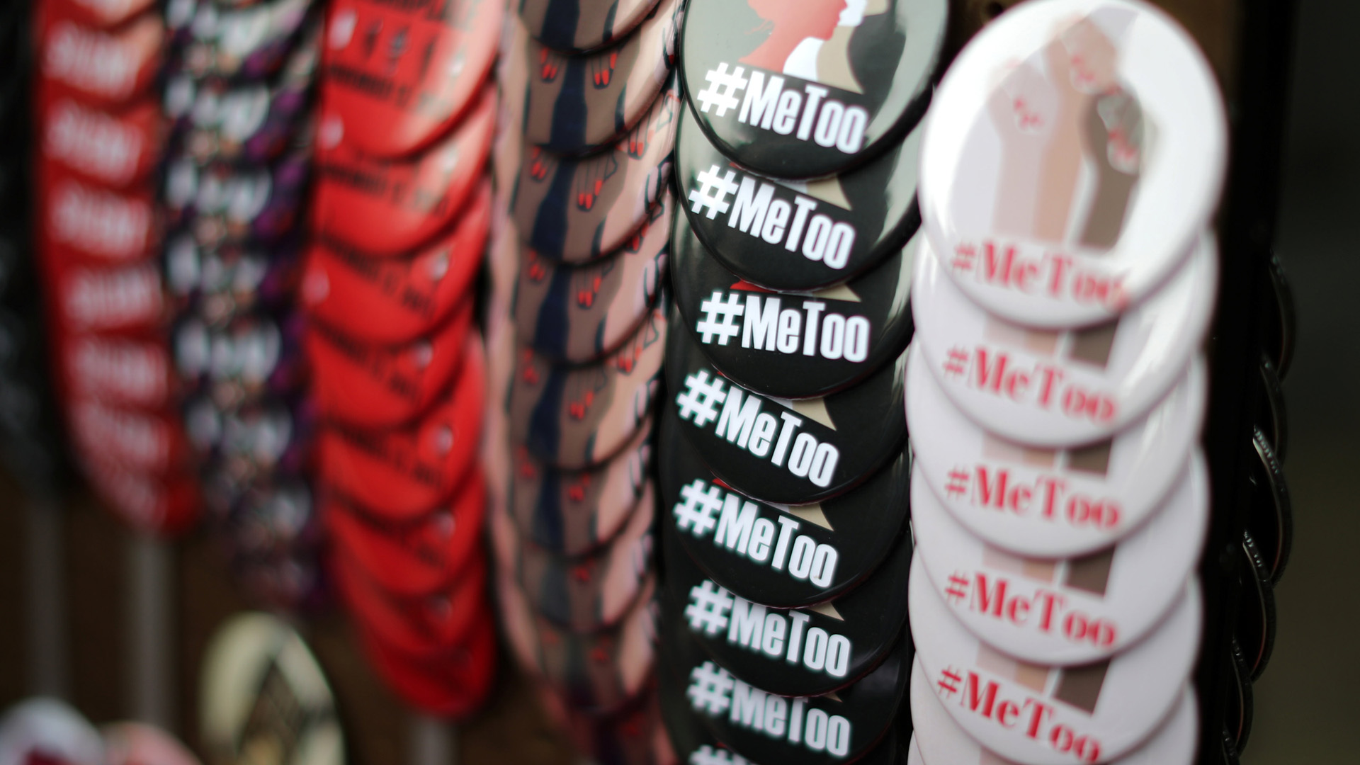 Anstecker mit dem Hashtag #metoo an einem Verkaufsstand in Hollywood | REUTERS