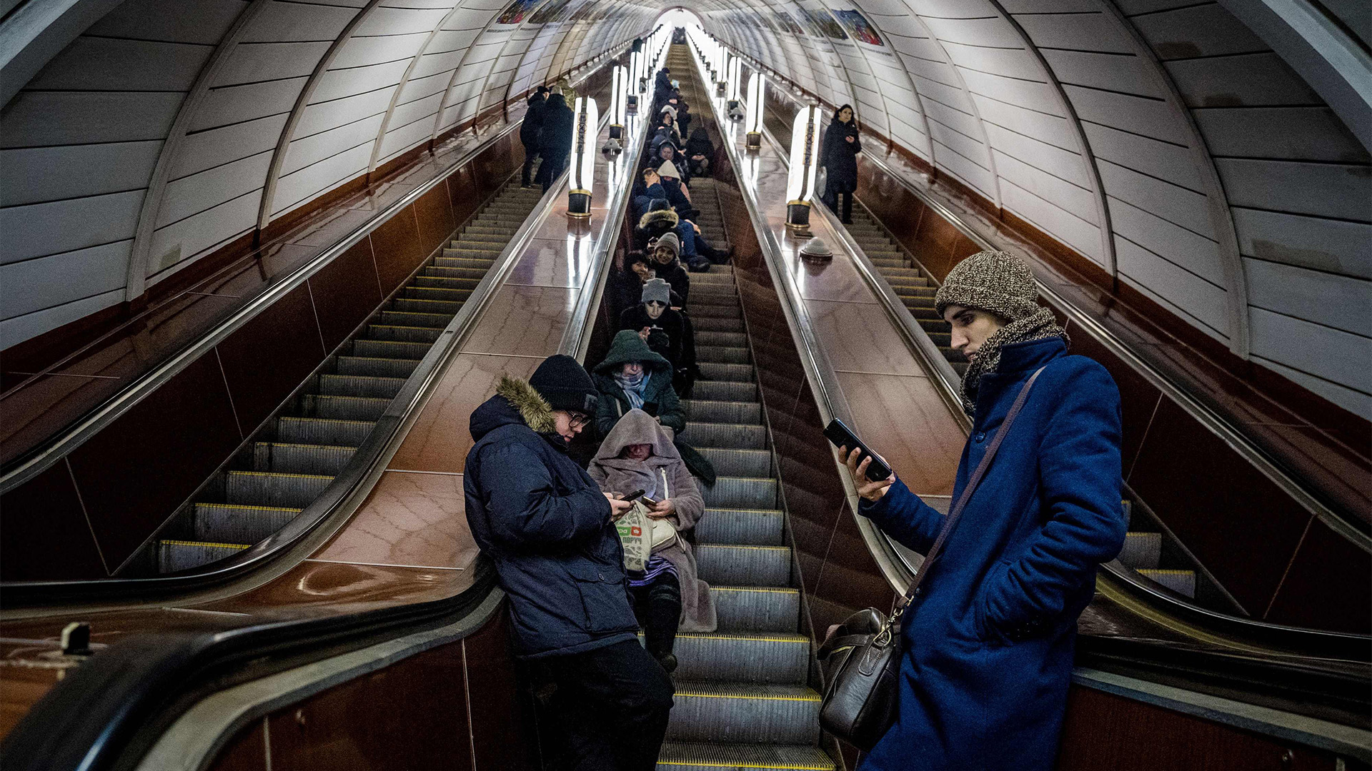 Menschen suchen Schutz in einer U-Bahn-Station in Kiew.