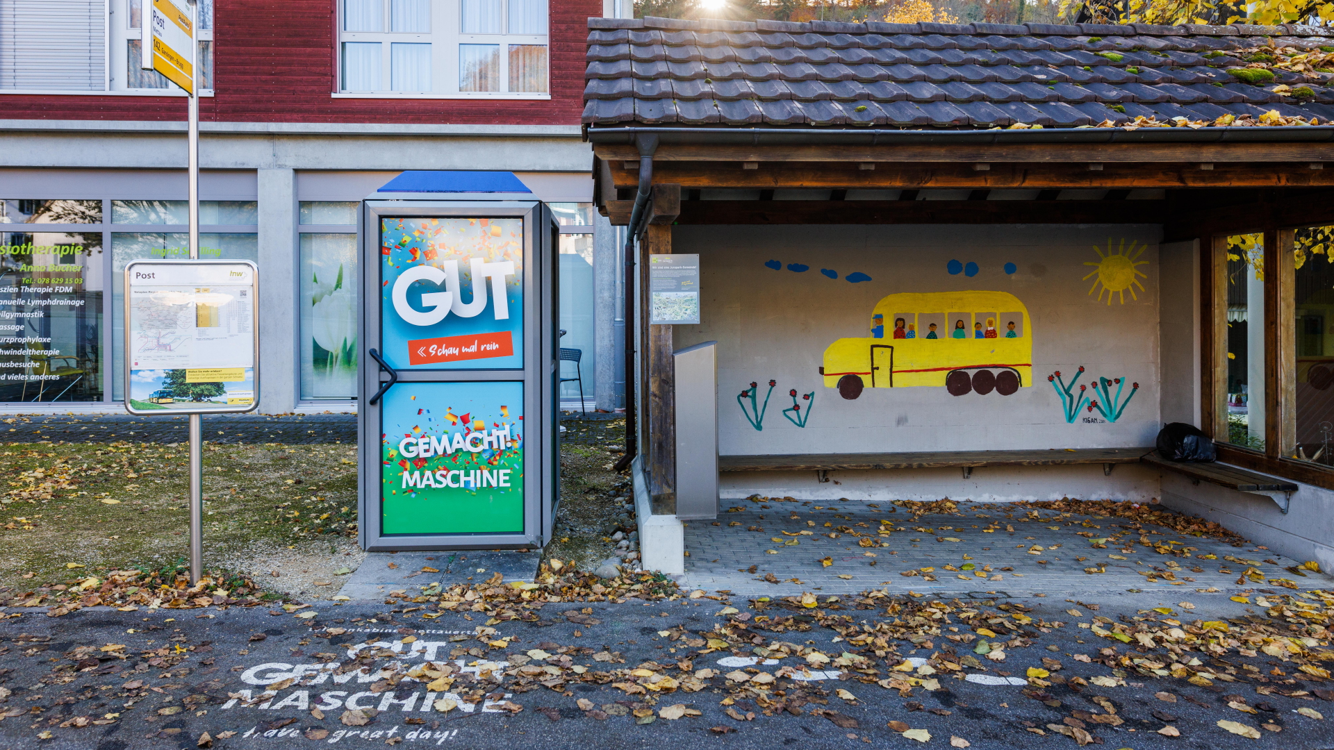 Die "Gut gemacht"-Maschine, untergebracht in einer alten Telefonzelle im Schweizer Dorf Mettauertal. | dpa