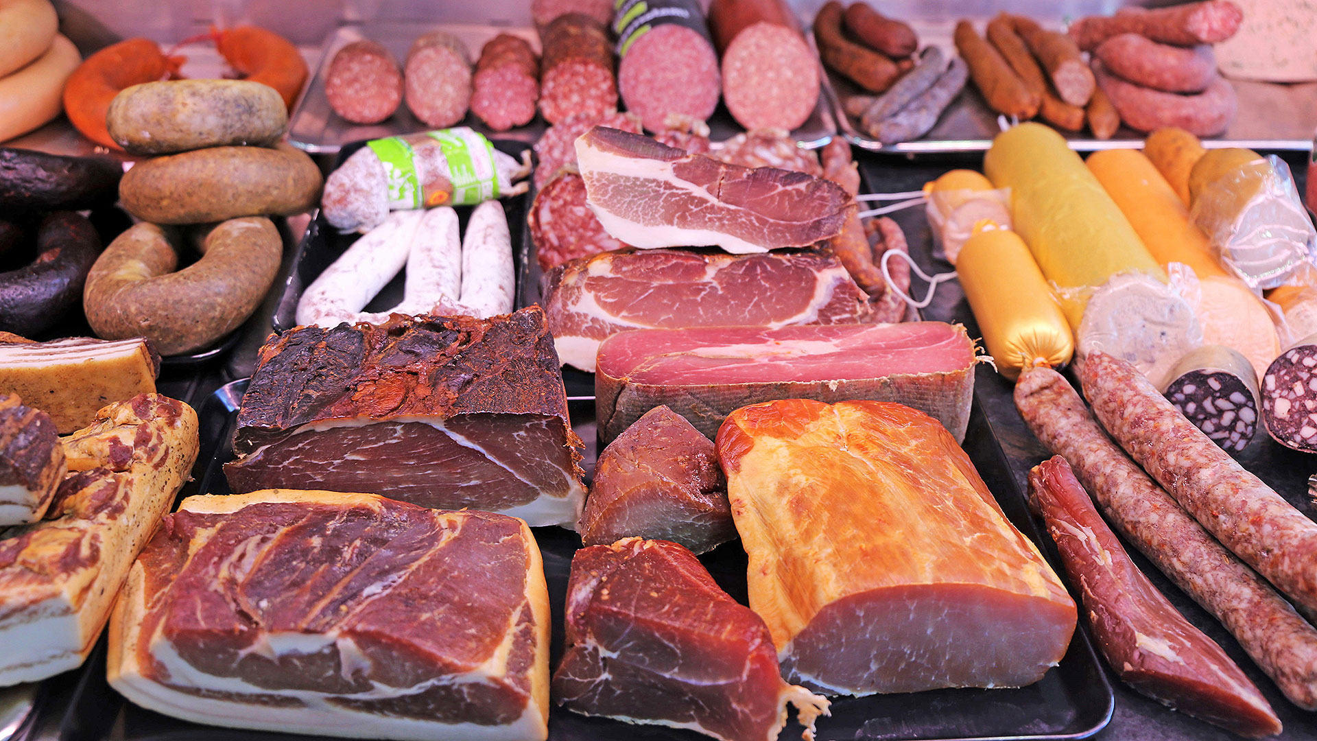 Fleisch- und Wurstwaren in einer Metzgerei-Theke | 