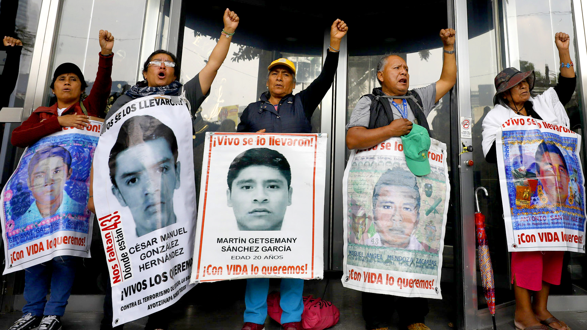 Angehörige der vermissten mexikanischen Studenten demonstrieren  | dpa