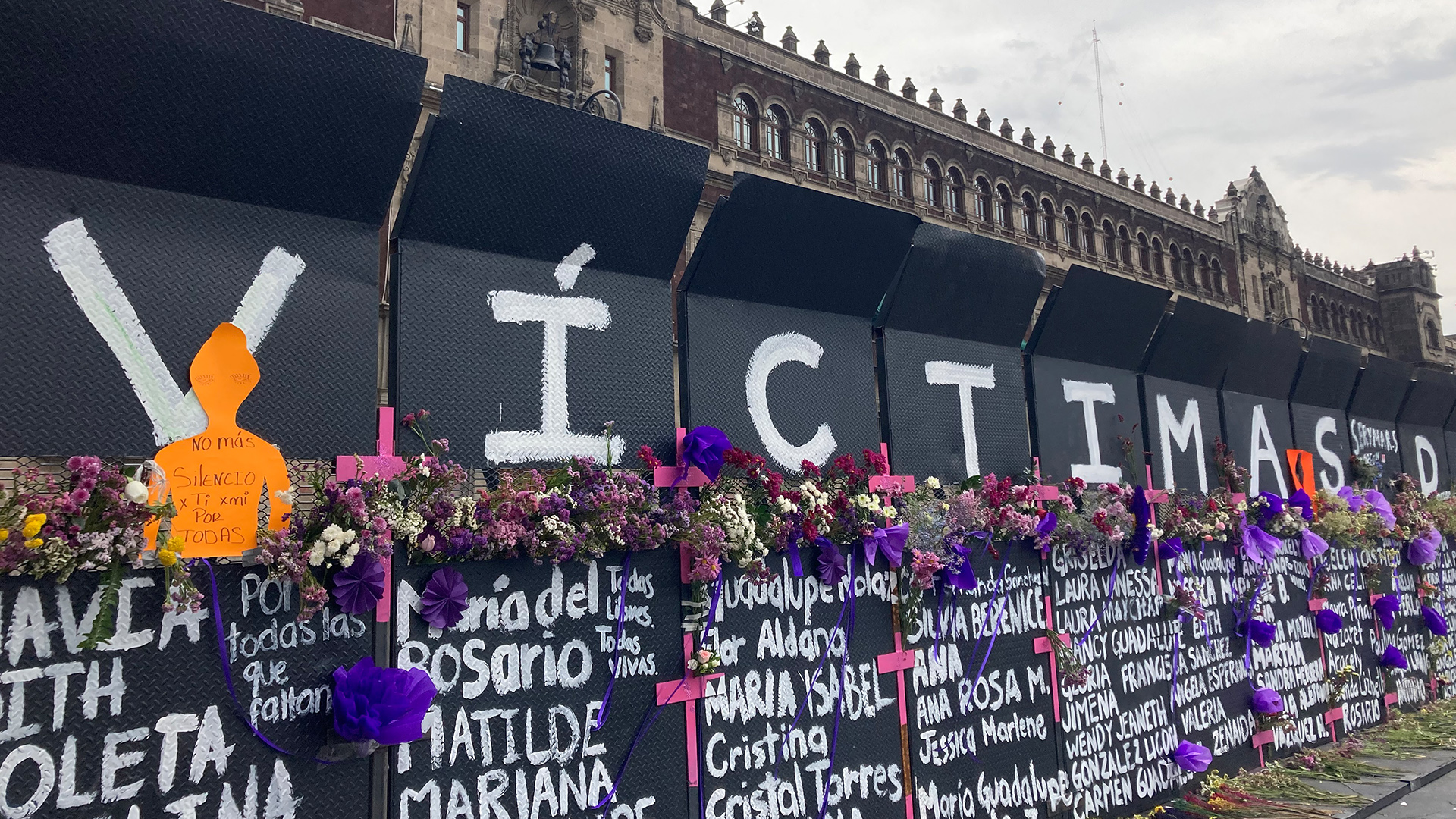 An einem Schutzzaun vor dem mexikanischen Nationalpalast wird am Weltfrauentag den weiblichen Opfern von Gewalt gedacht. | Anne Demmer