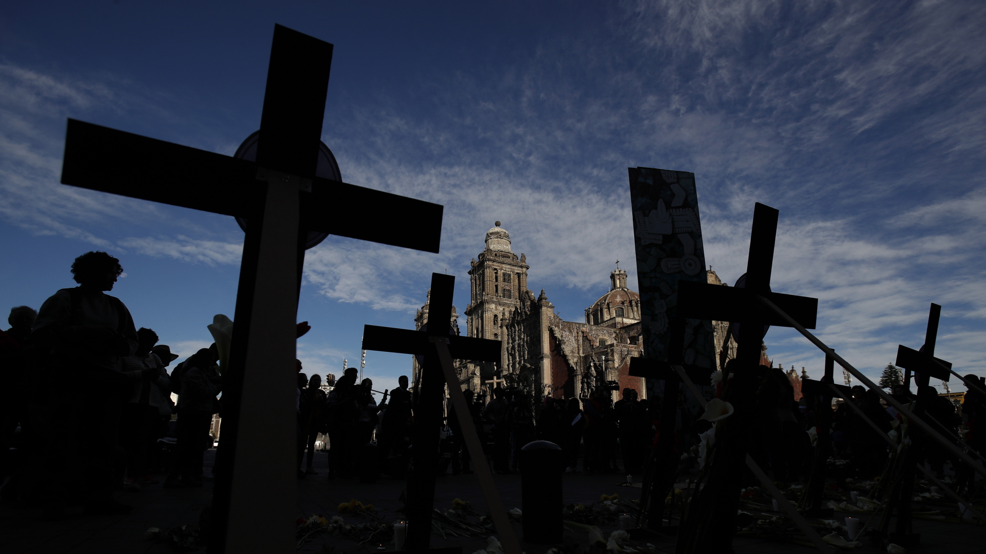 Kreuze mit den Namen von Journalisten und Menschenrechtsaktivisten, stehen vor dem Nationalpalast und der Kathedrale in Mexiko-Stadt (Archivbild 2019). | dpa