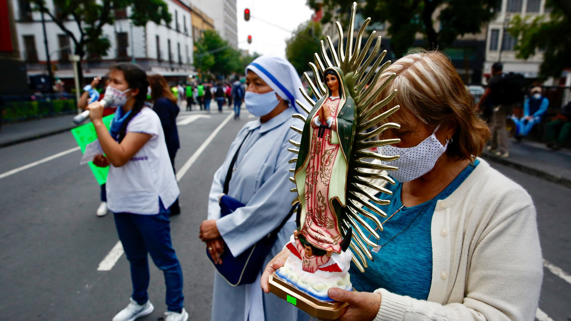 Nach der Entscheidung der obersten Richter Mexikos beten Abtreibungsgegnerinnen vor dem Gerichtsgebäude.  | EPA