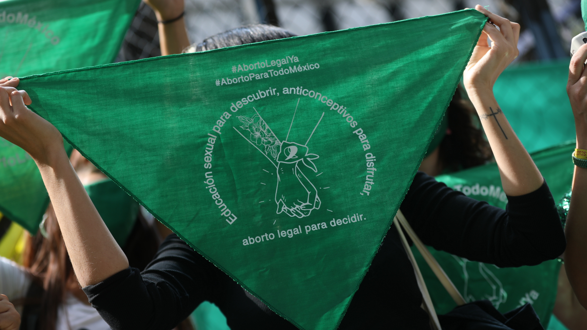 Eine Aktivistin hält bei einer Demonstration vor der US-Botschaft in Mexiko ein grünes Tuch in die Höhe, das für den Kampf um Abtreibungsrechte steht. | EPA