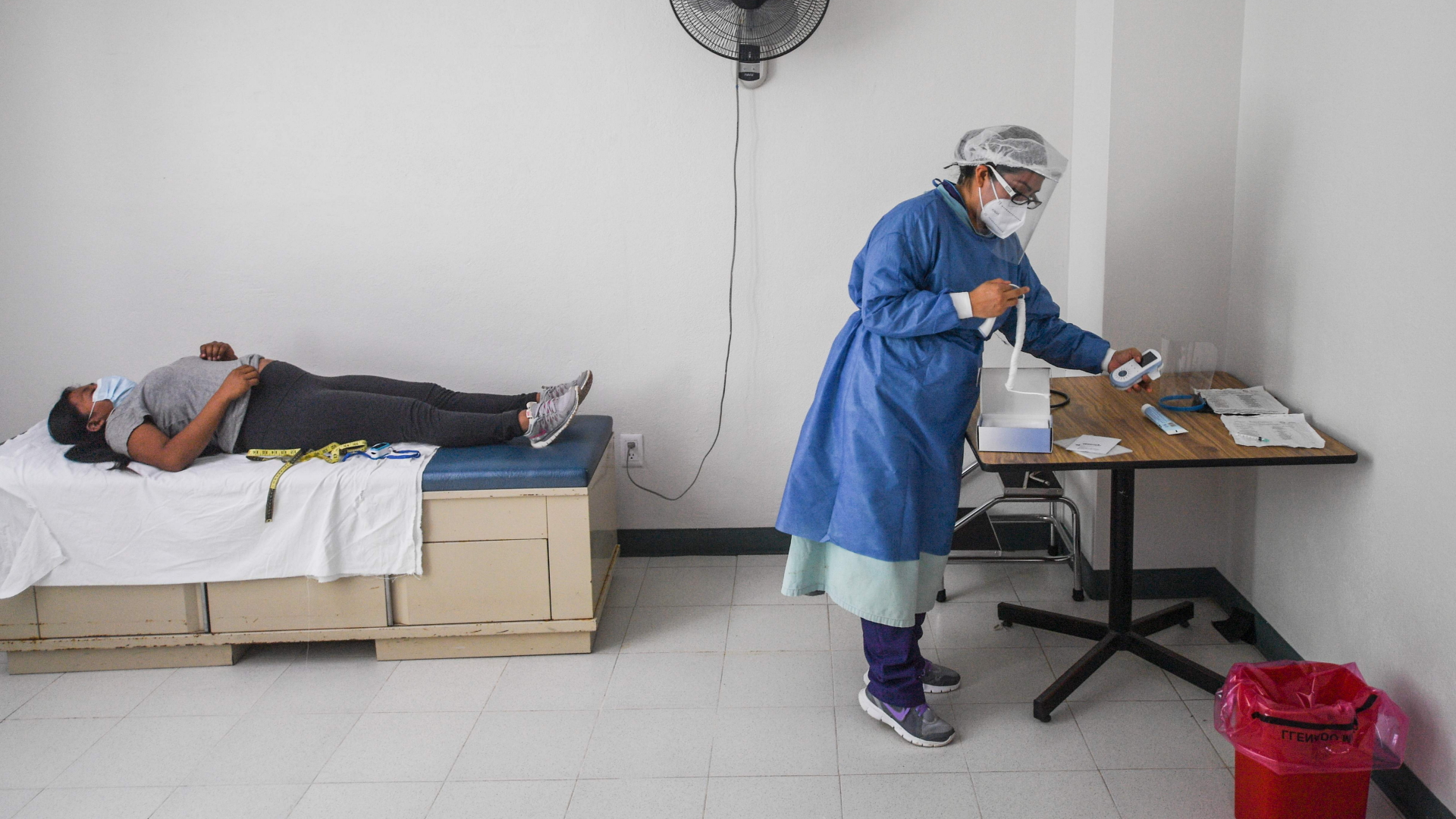 Eine Schwangere mit Corona-Symptomen wird in einem Gesundheitszentrum in Tlapa de Comonfort behandelt. | AFP