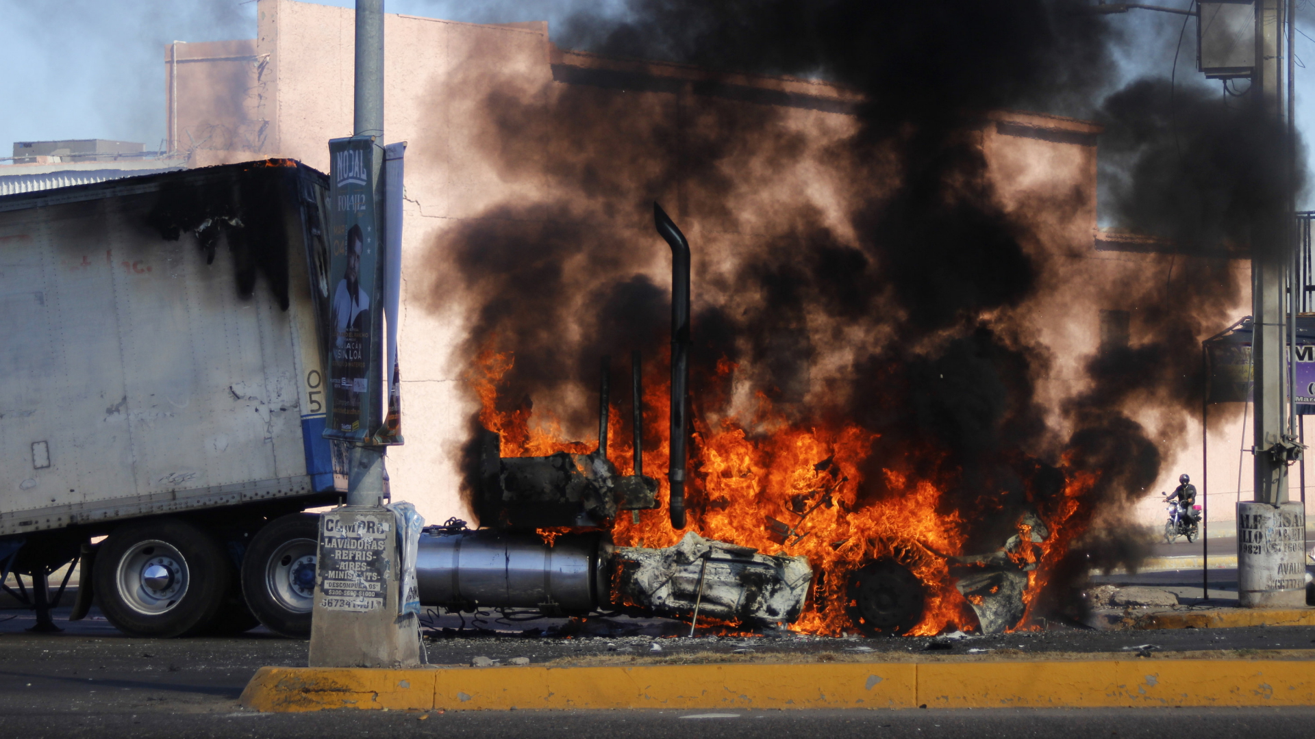 Ein brennender LKW in den Straßen von Culiacan in Mexiko. | AP