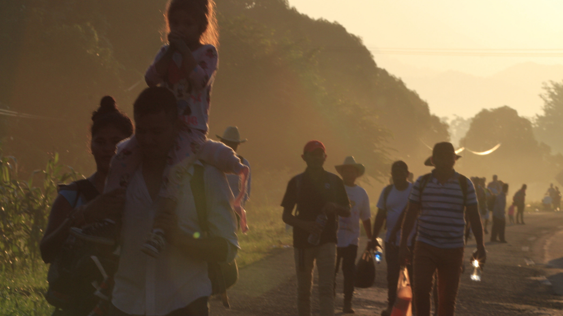 Migranten aus Mittelamerika machen sich am frühen Morgen von Huixtla im Bundesstaat Chiapas auf den Weg. | Bildquelle: dpa