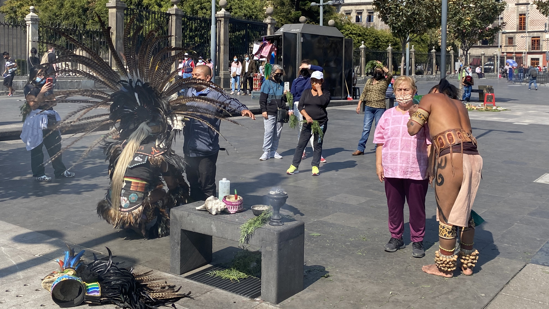 Menschen nehmen in Mexiko-Stadt an einer aztekischen Heilungszeremonie teil. | ARD-Studio Mexiko-Stadt