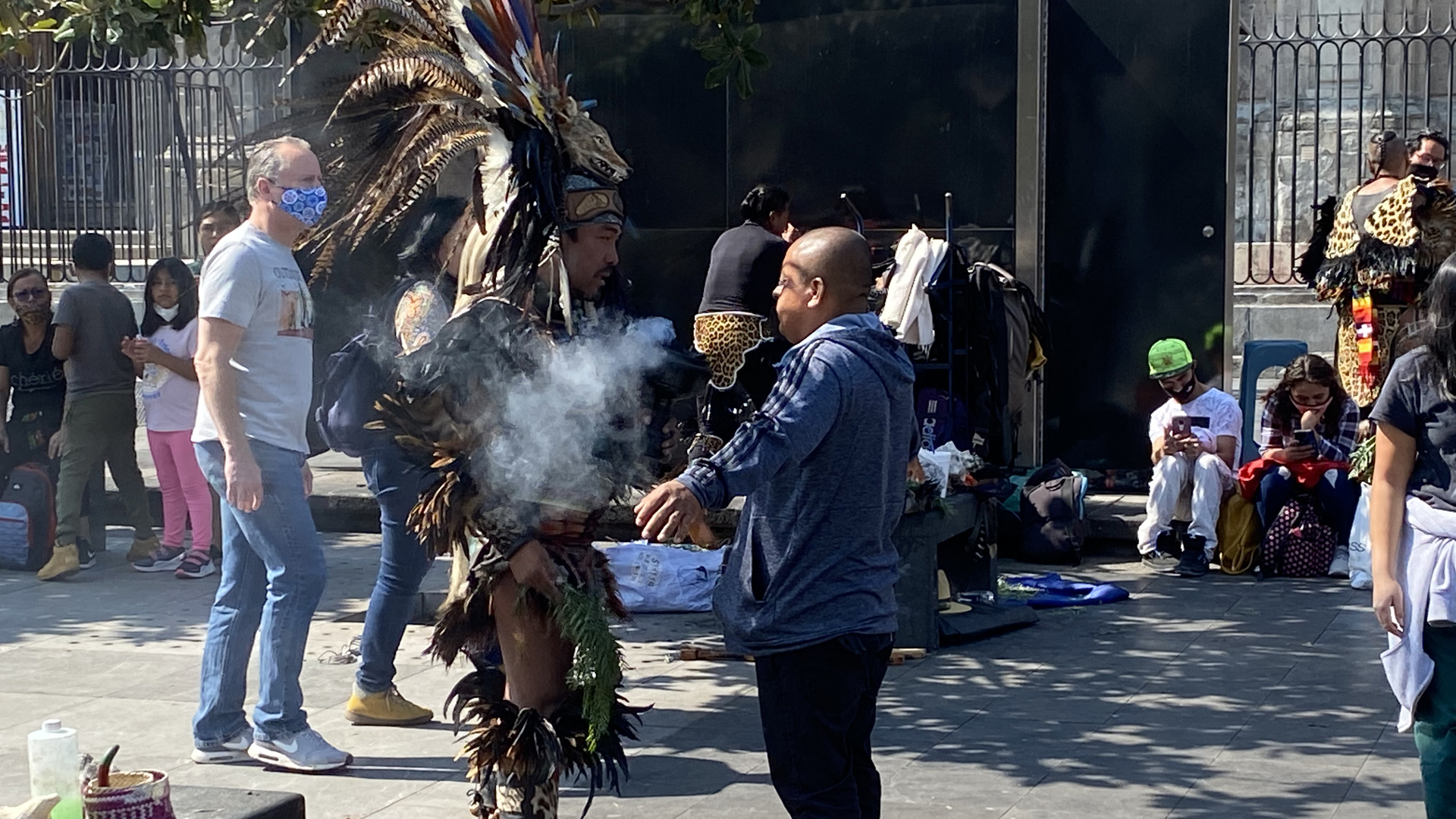 Menschen nehmen in Mexiko-Stadt an einer aztekischen Heilungszeremonie teil. | ARD-Studio Mexiko-Stadt